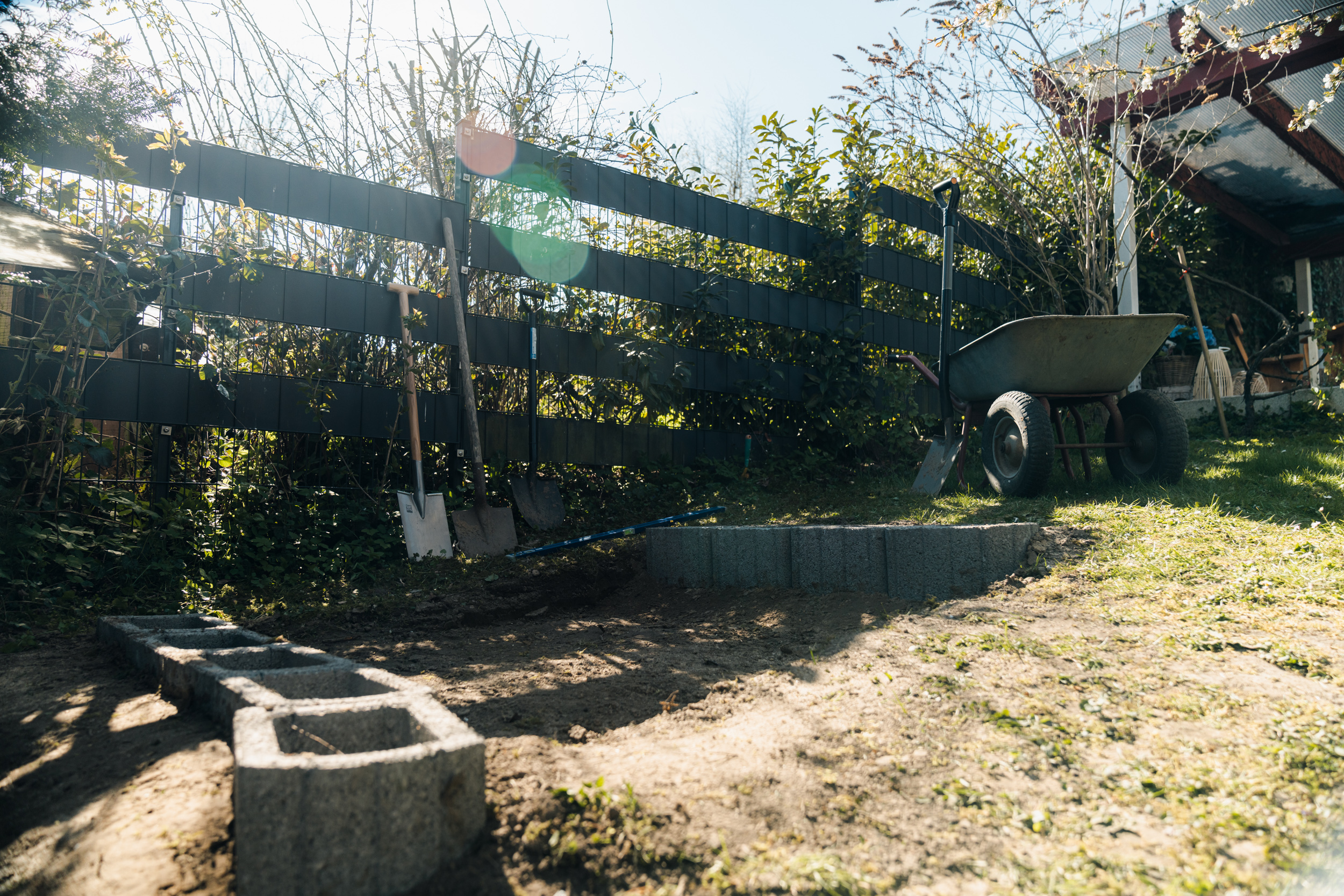 Fioriere in pietra nel giardino per livellare la pendenza
