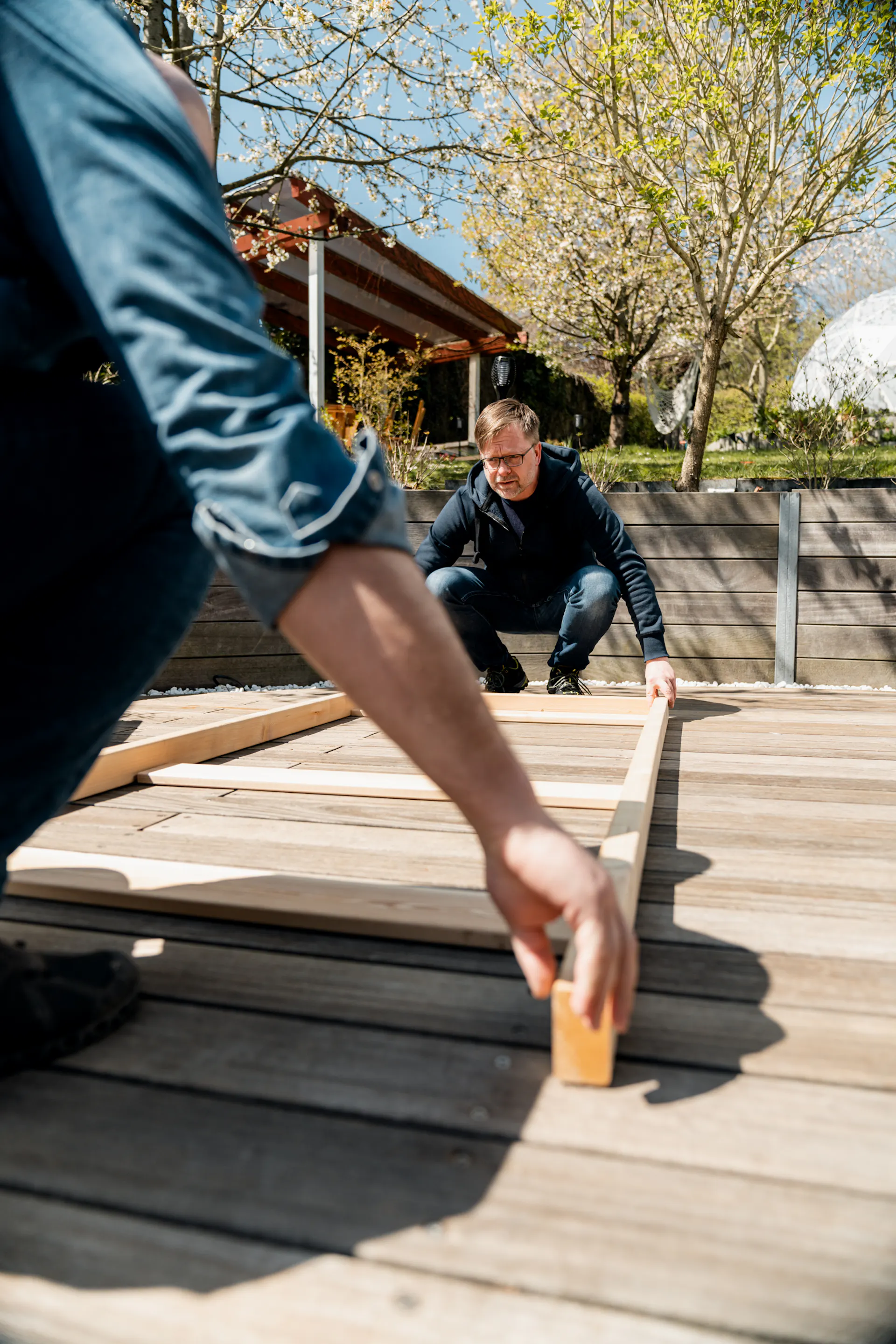Due persone preparano le tavole multiuso