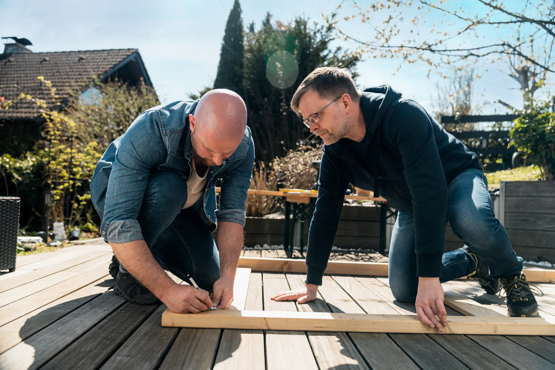 Gli amanti del fai da te tracciano i fori nei listelli di legno.