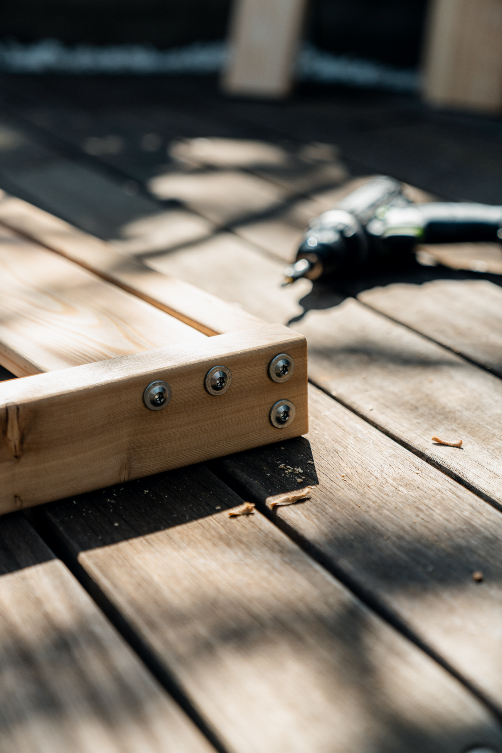 La struttura in legno avvitata è sulla terrazza vicino all’avvitatore a batteria.