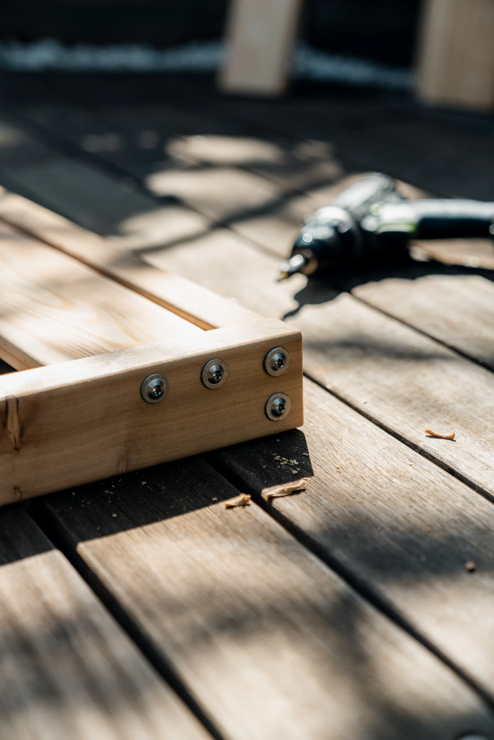 La struttura in legno avvitata è sulla terrazza vicino all’avvitatore a batteria.