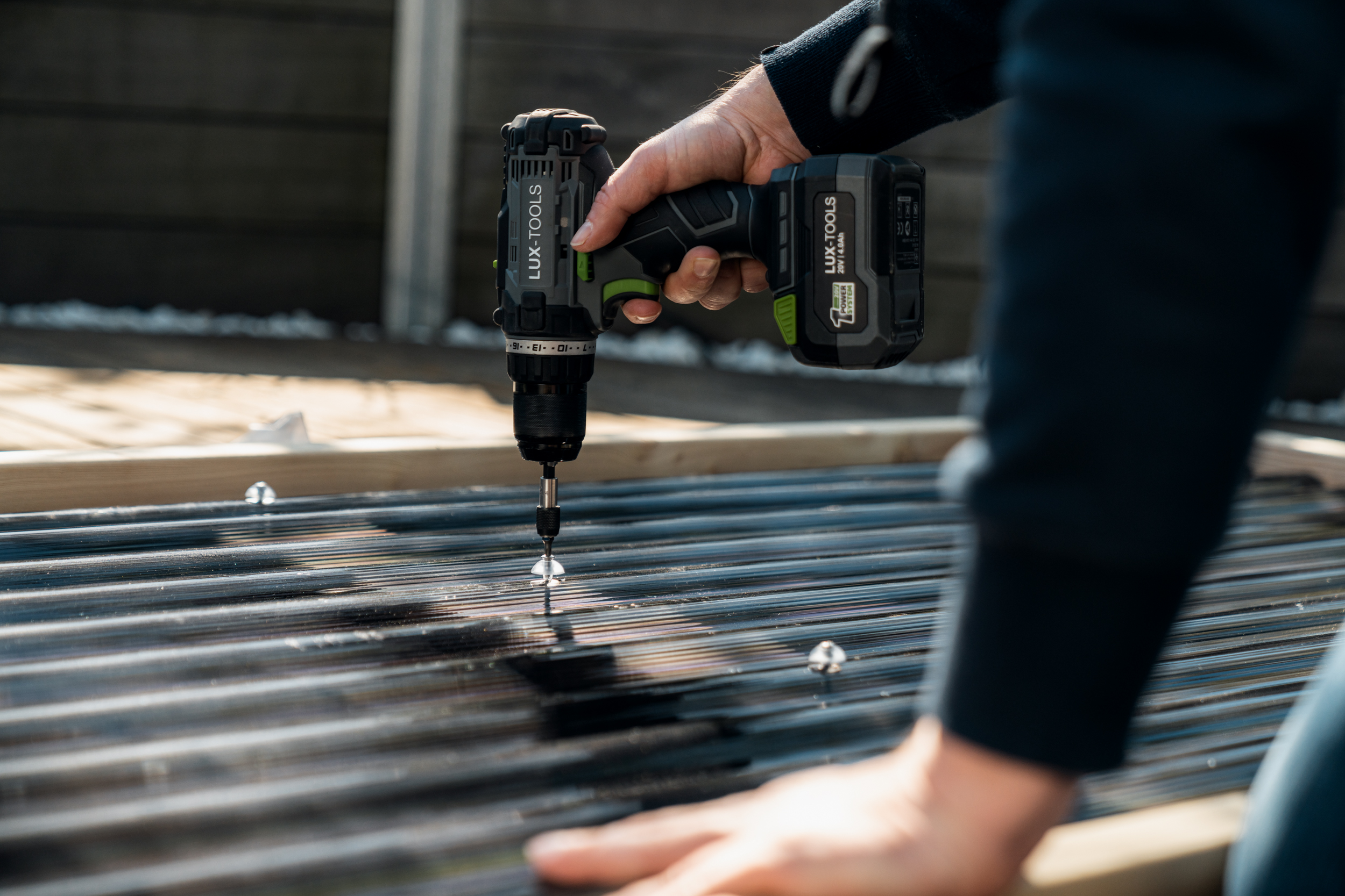Si avvitano le viti con il trapano a batteria