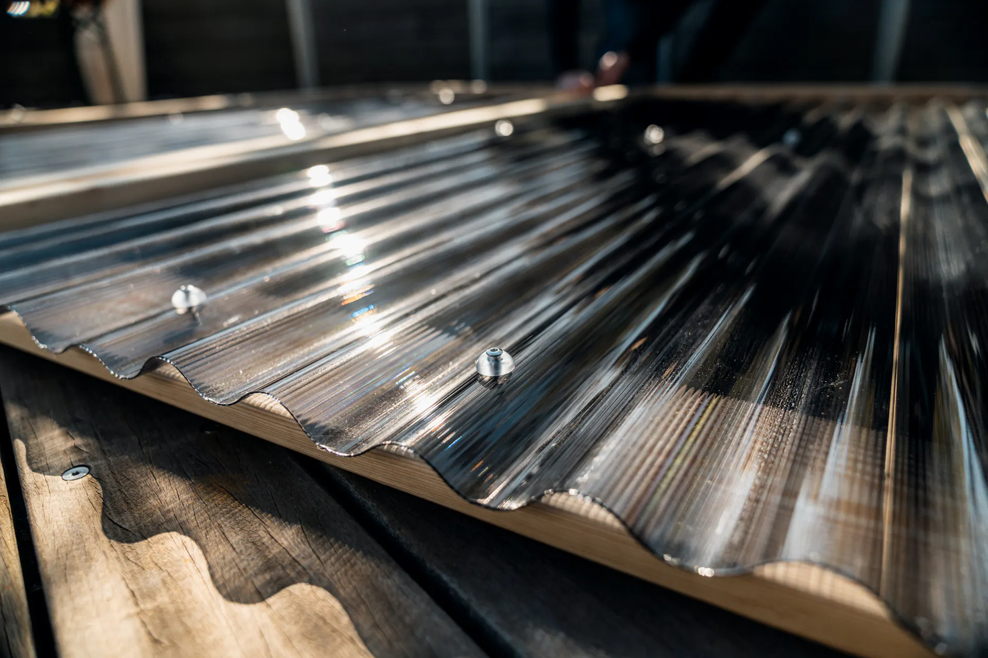 Fendivista composto da pannelli ondulati e listelli di legno