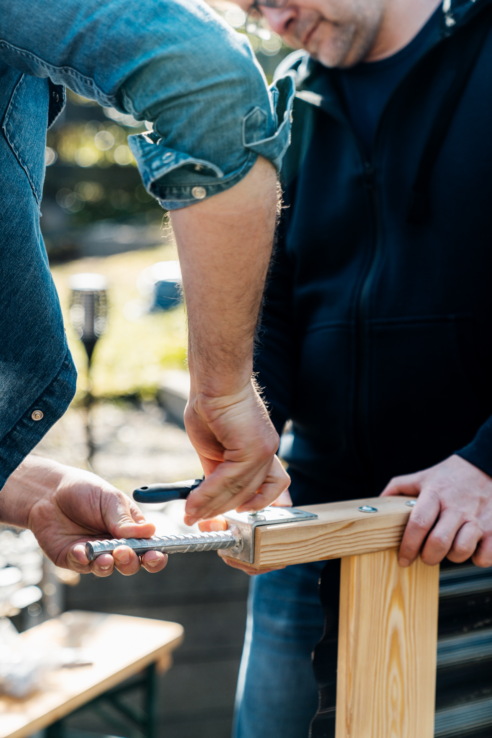 Gli amanti del fai da te fissano la basetta di appoggio alla struttura in legno.