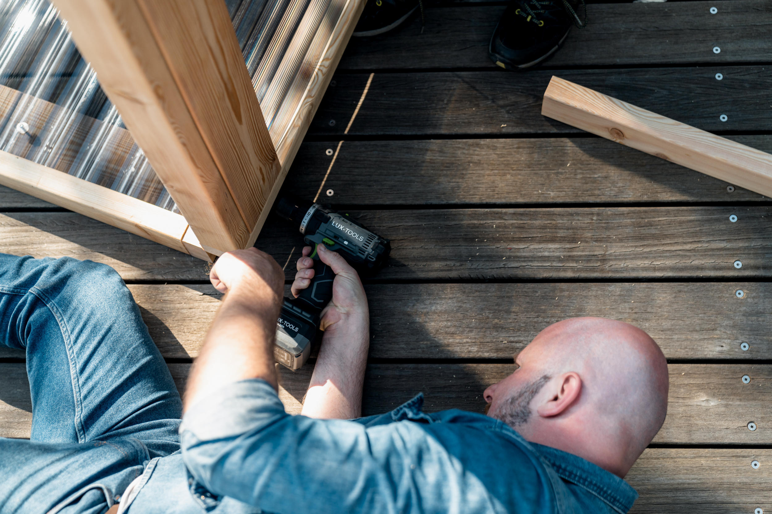L’amante del fai da te avvita due parti di un fendivista con un angolo di 90°.