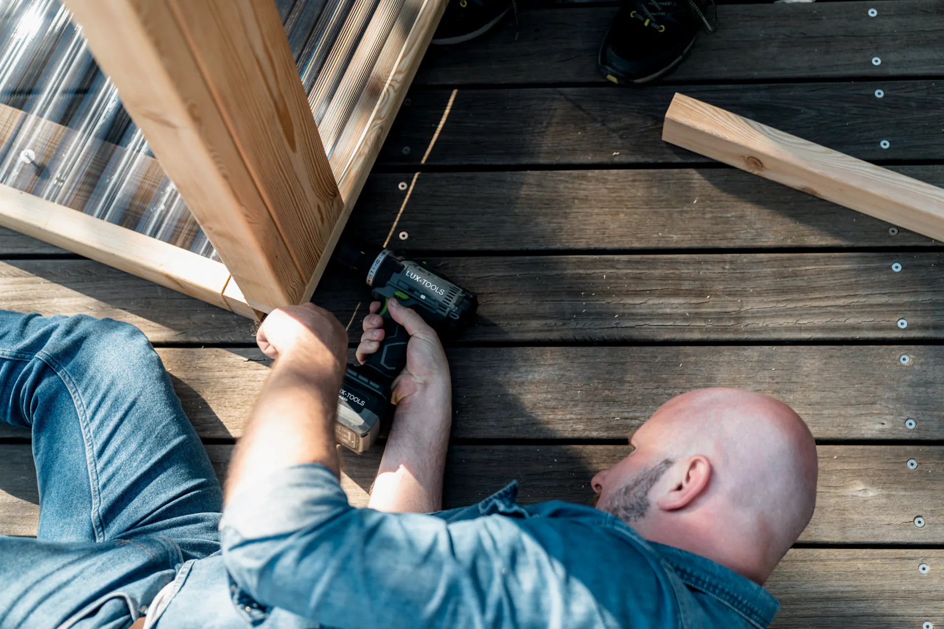 L’amante del fai da te avvita due parti di un fendivista con un angolo di 90°.