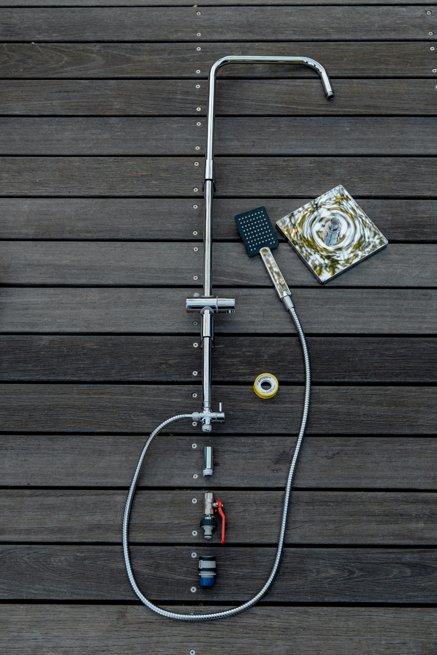 Il miscelatore per doccia poggia su tavole di legno
