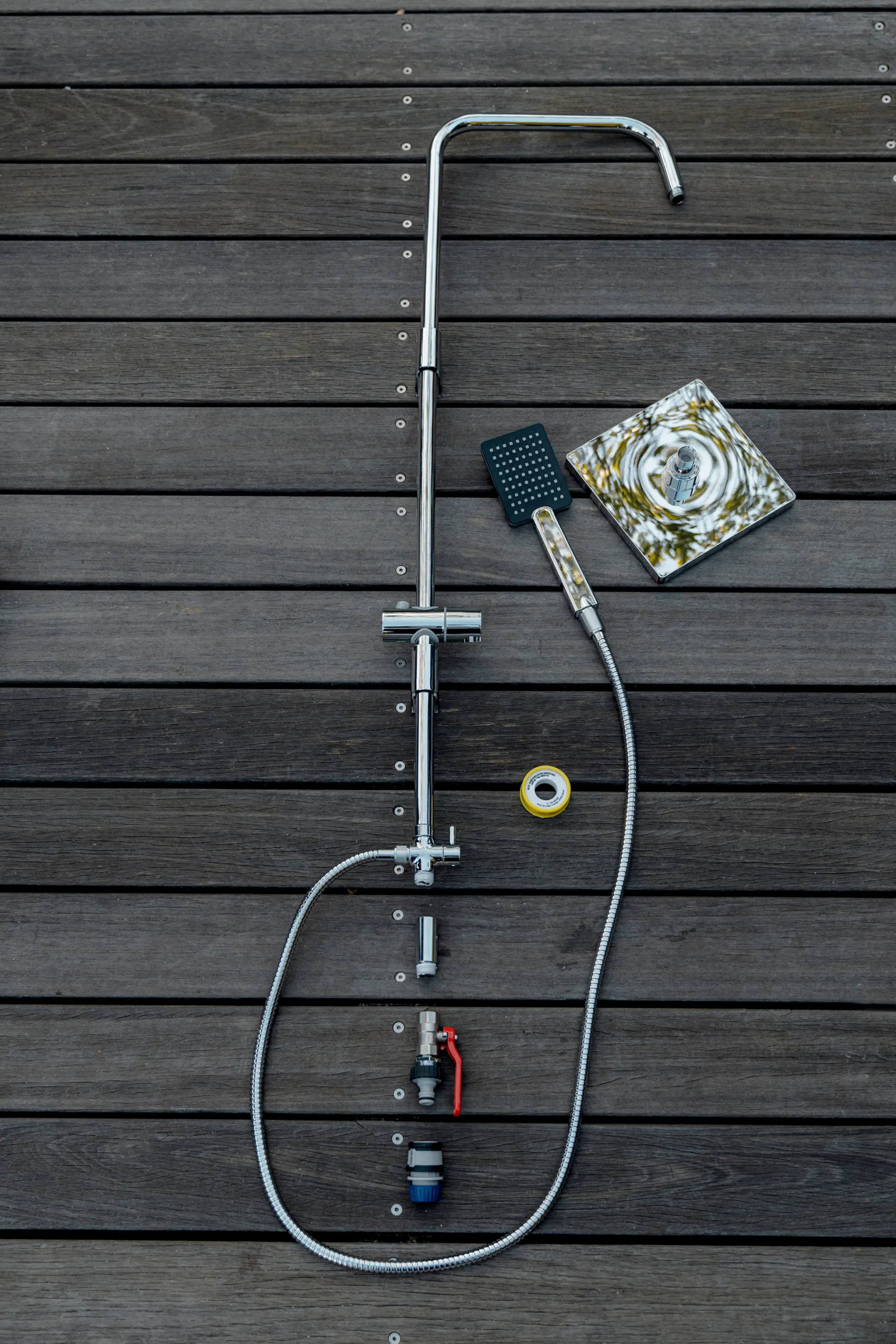 Il miscelatore per doccia poggia su tavole di legno