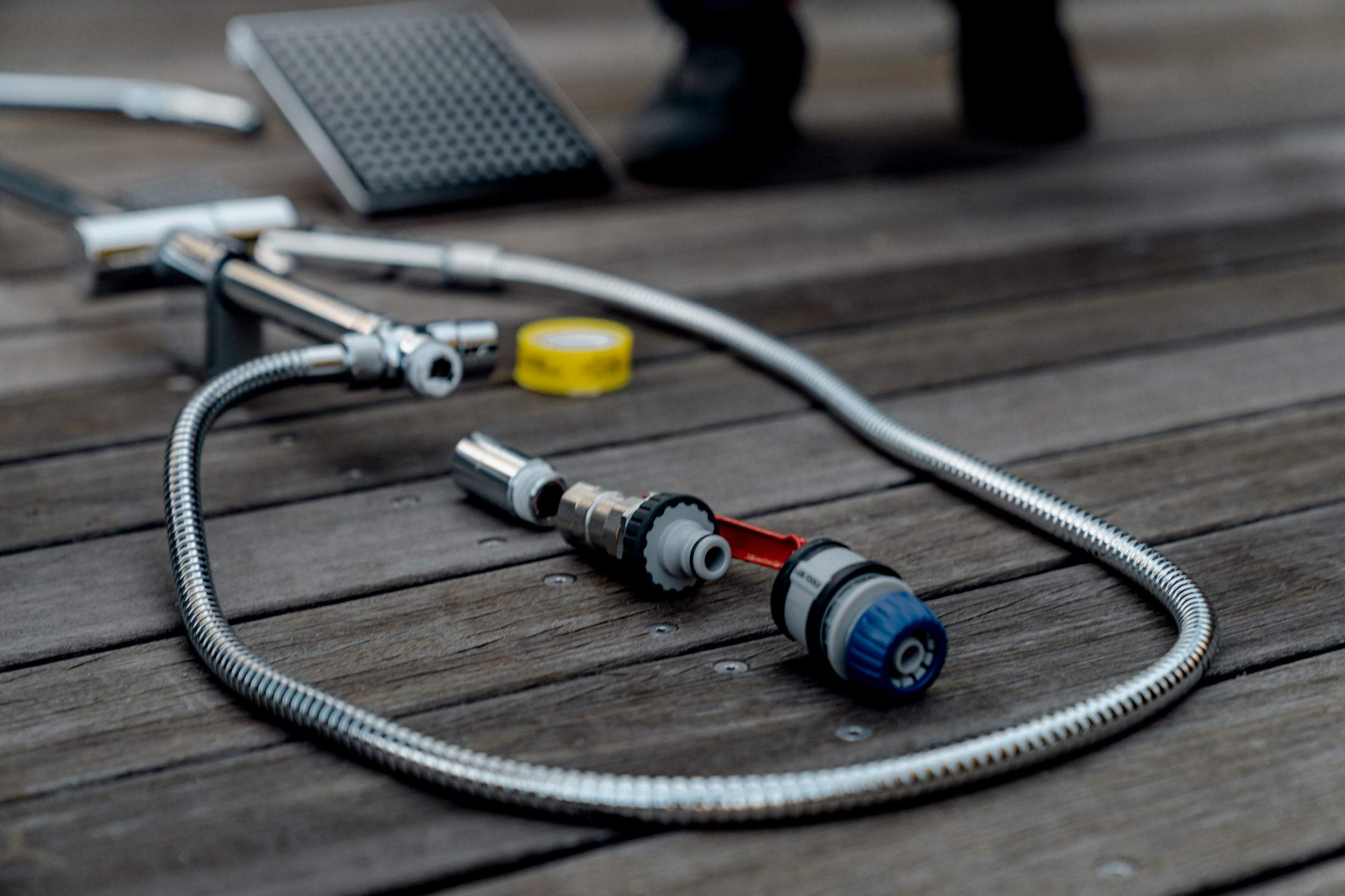 Elementi del raccordo della doccia da giardino