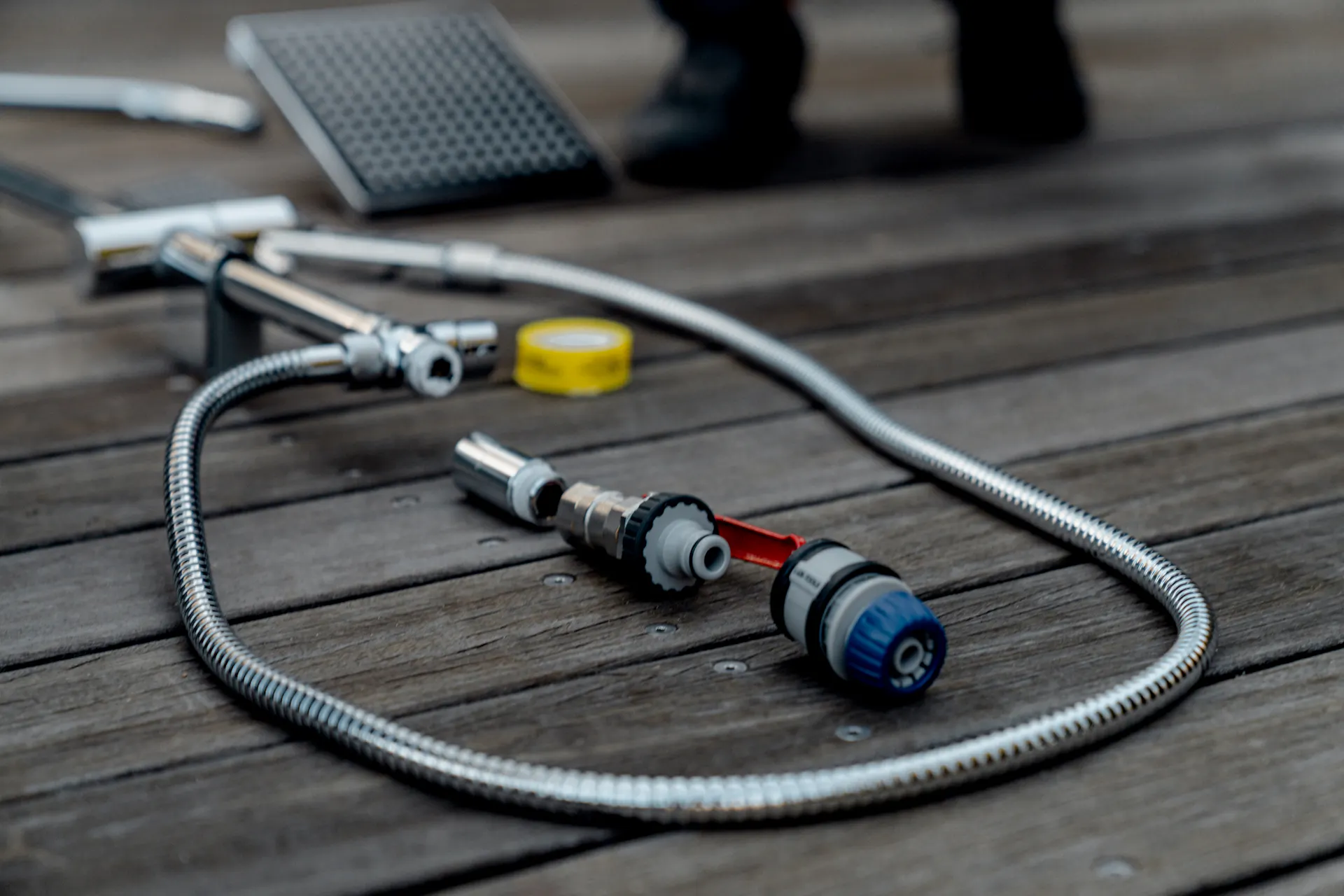 Elementi del raccordo della doccia da giardino