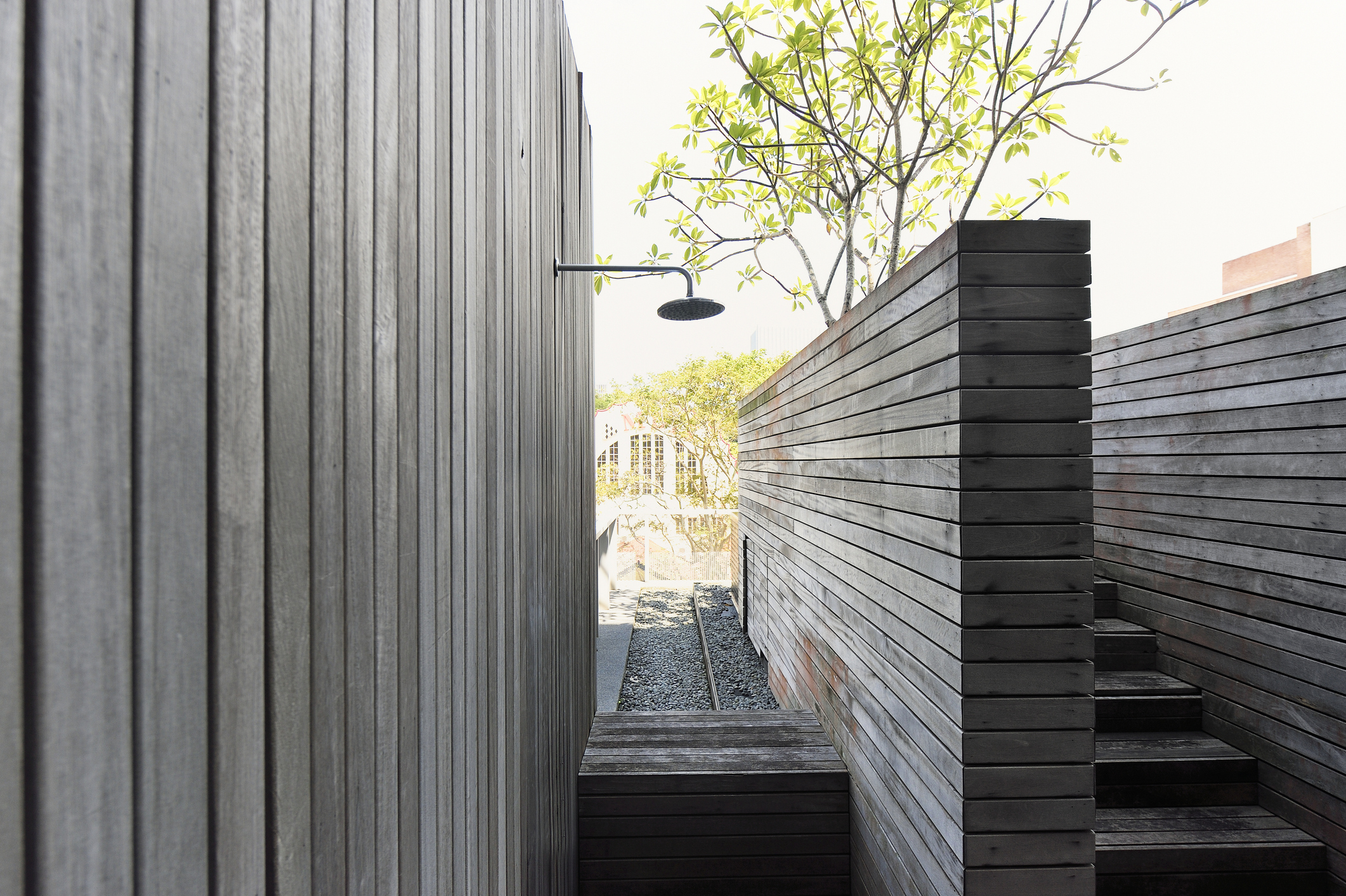 doccia da giardino fissa con rivestimento in legno