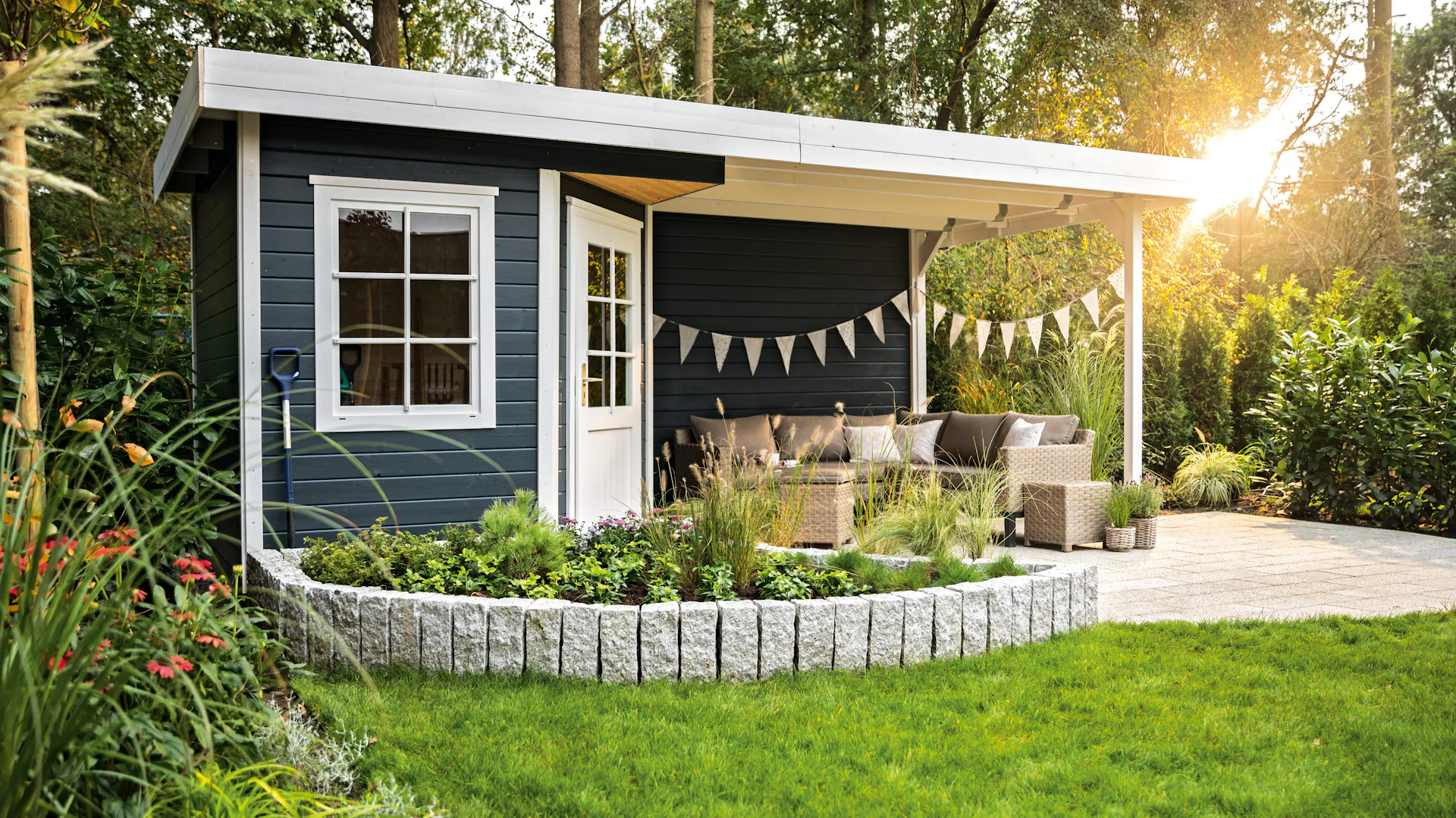 Cabane de jardin bleue avec des fenêtres, des portes et des fanions blancs