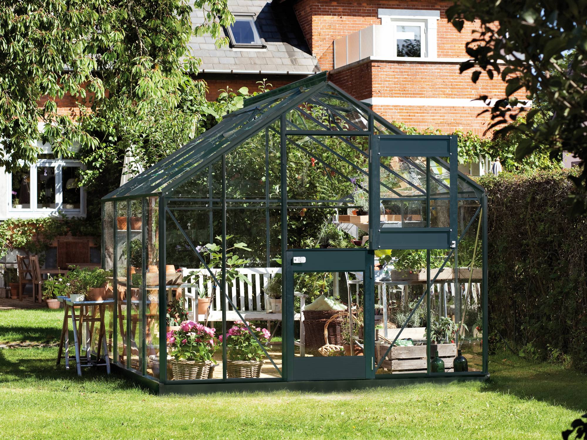 Serre avec des plantes dans le jardin.
