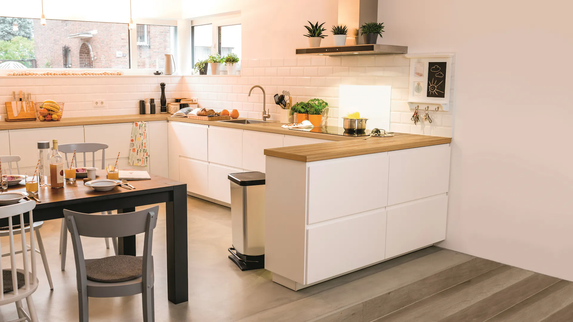 Une cuisine aux façades blanches et au plan de travail lumineux