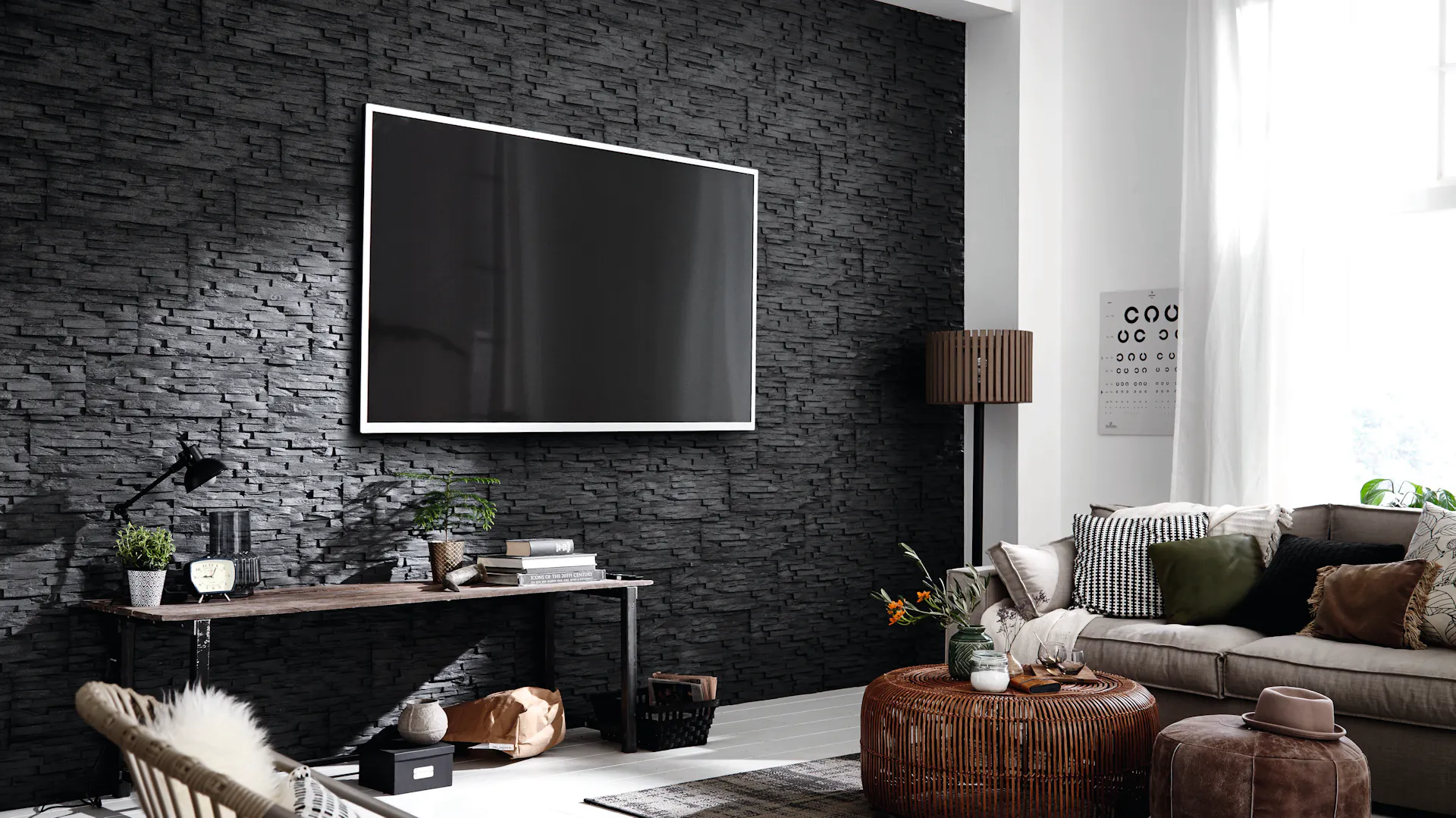Habitat: aperçu du salon d'un appartement avec TV, canapé et table