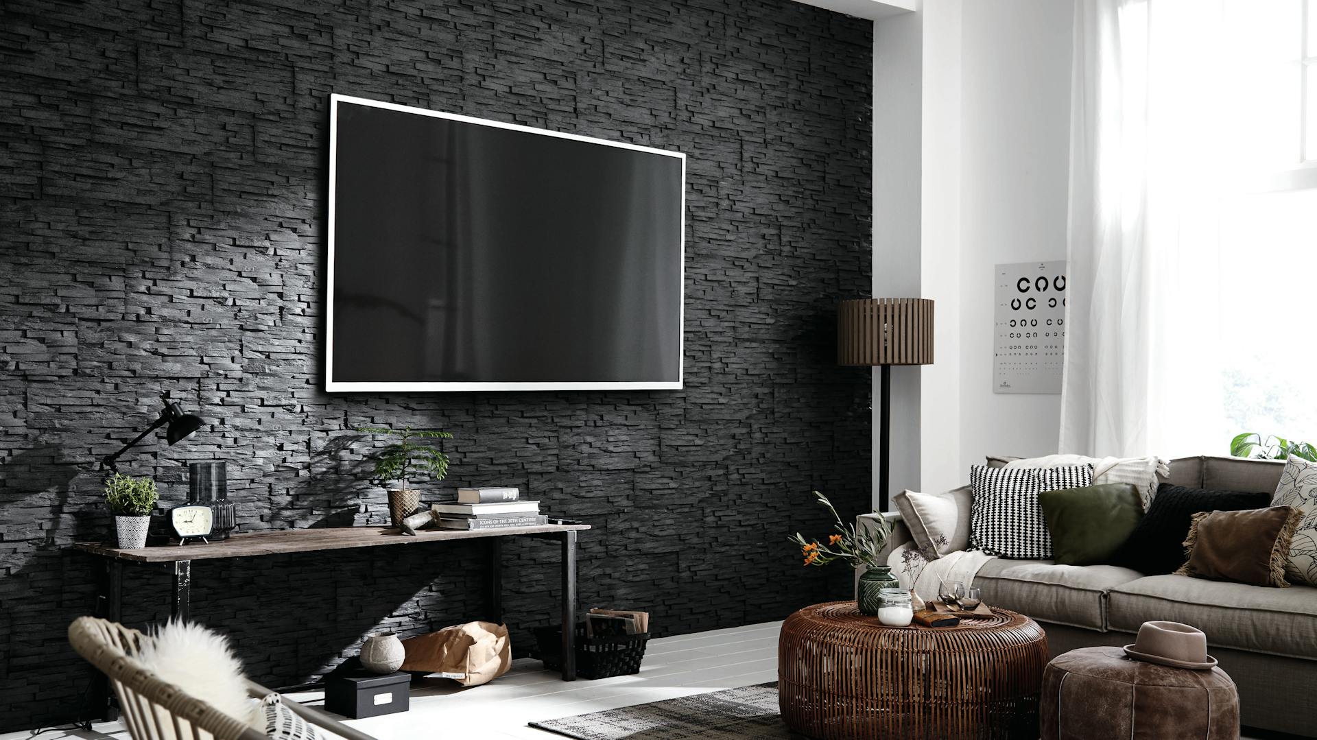 Panoramica di salotto in appartamento con TV, divano, tavolo