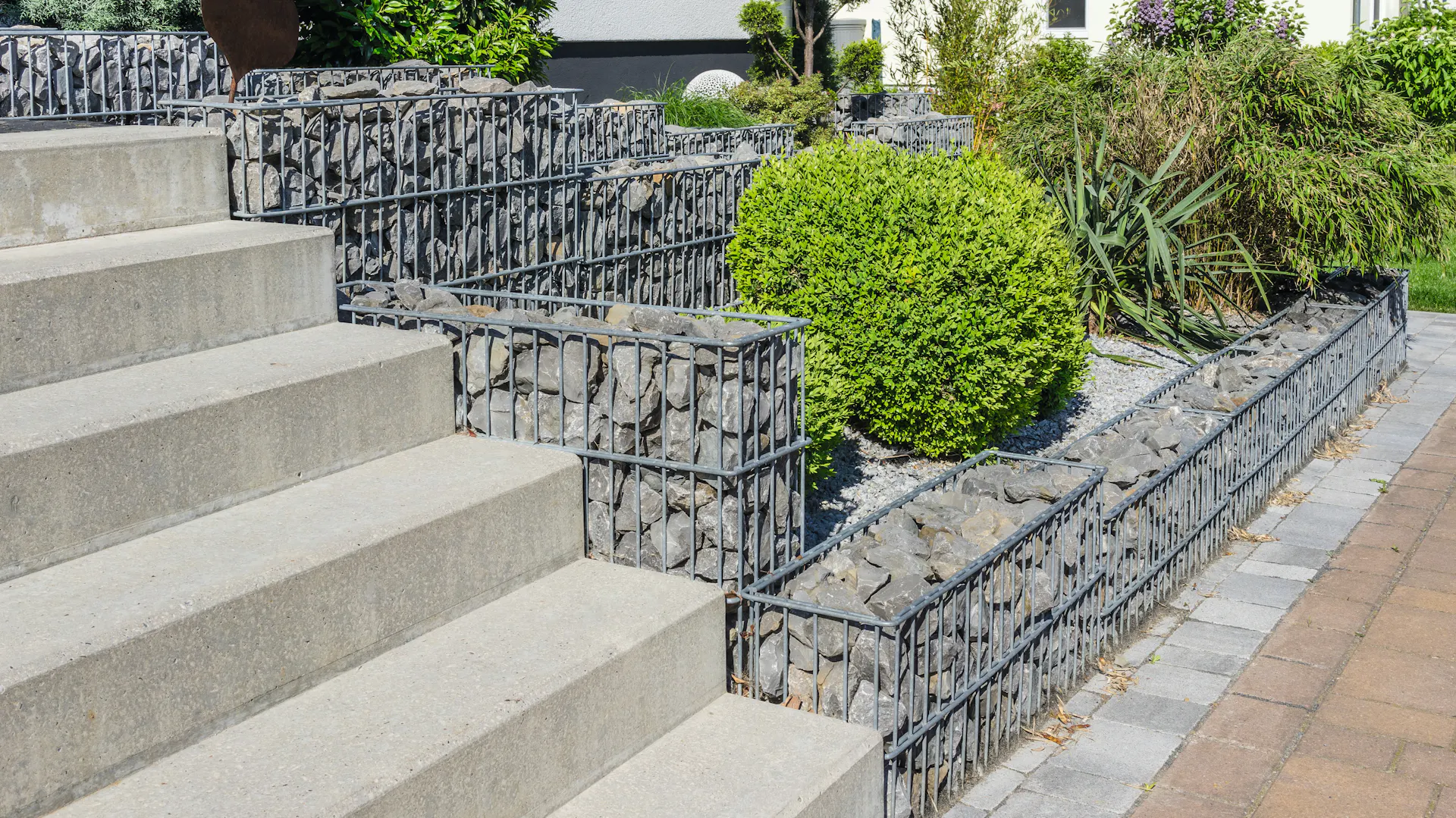 Escalier d'extérieur en béton à côté d'un muret de gabions