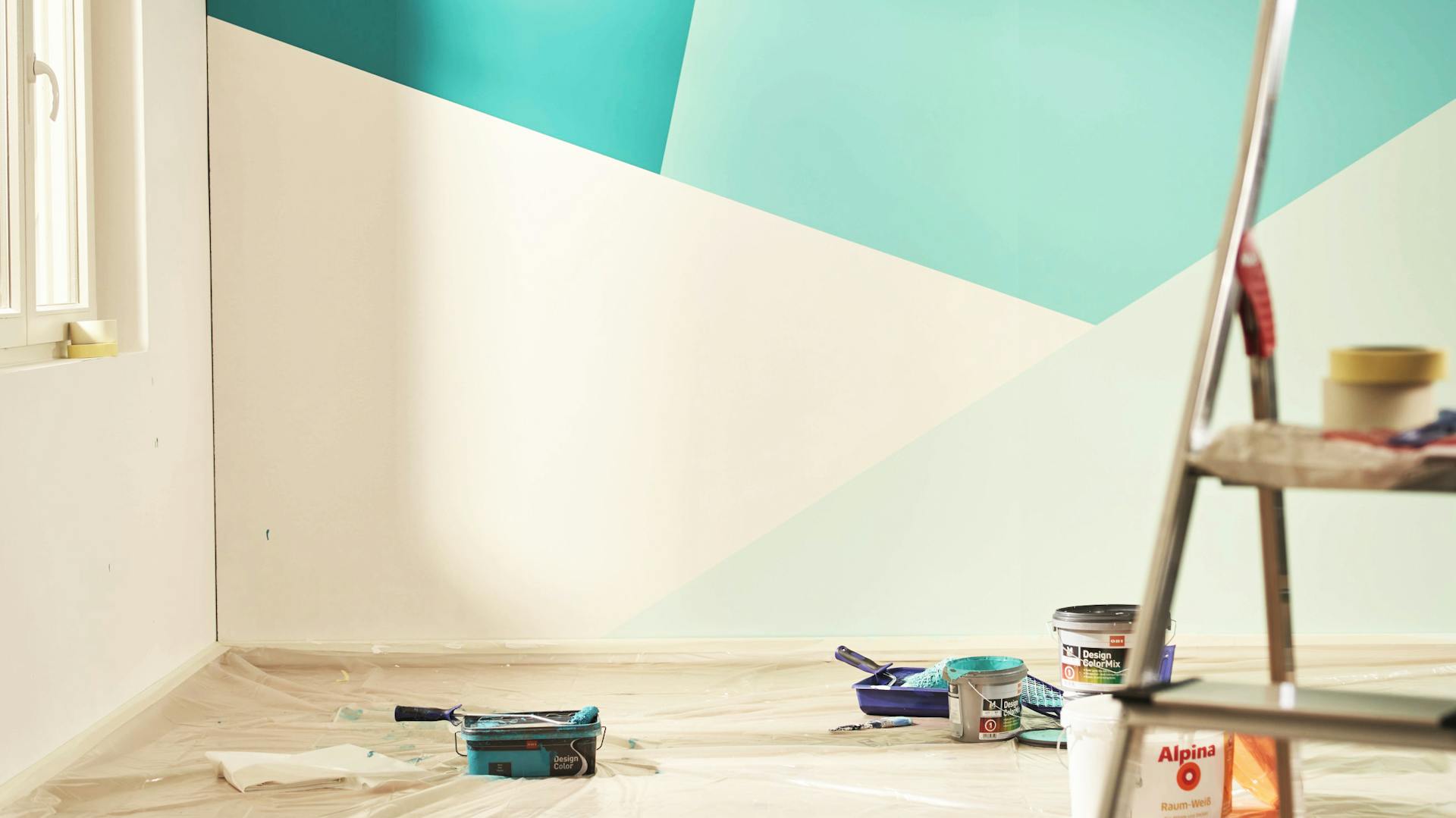 Wandgestaltung mit geometrischen Mustern in verschiedenen Blautönen