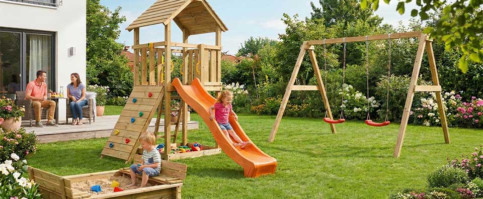 Spielturm mit Rutsche