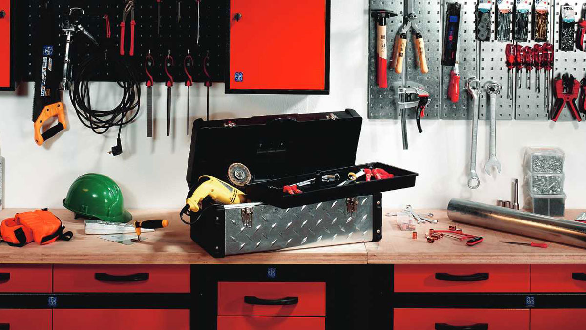 Munkapad szerszámokkal és szerszámos ládával