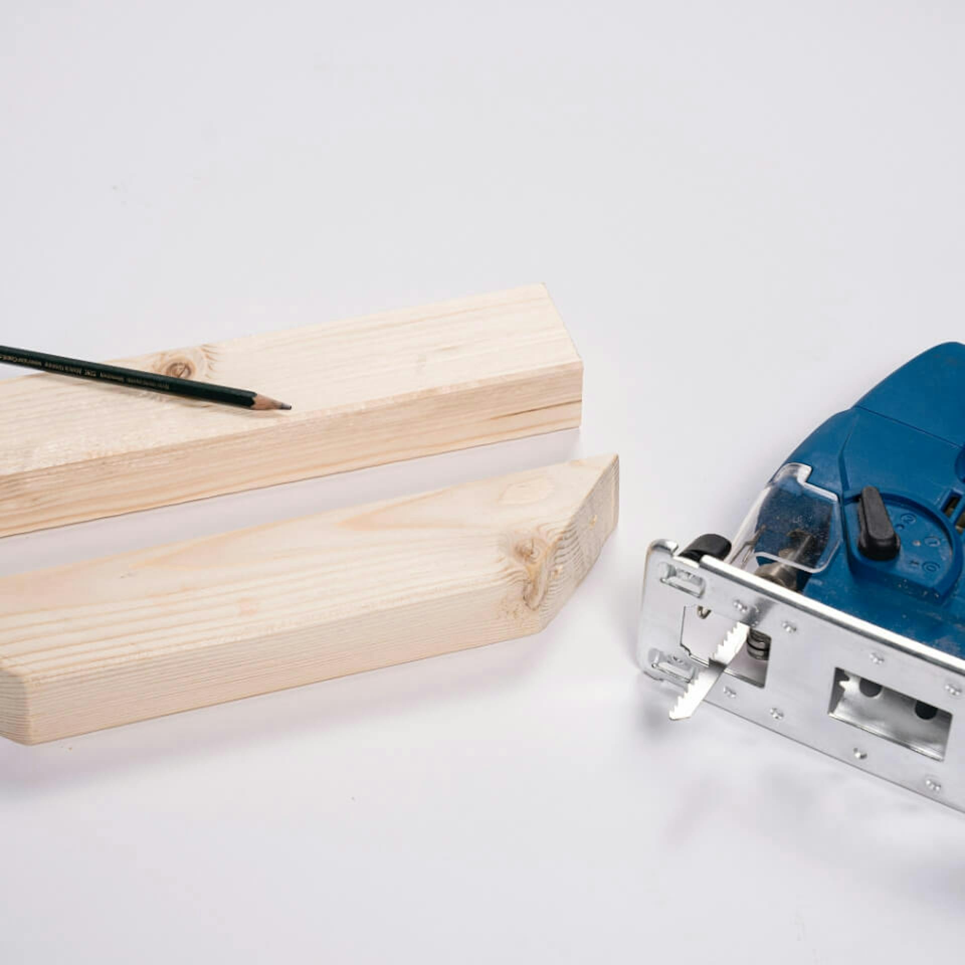 Abgewinkelte Holzlatte neben Stichsäge