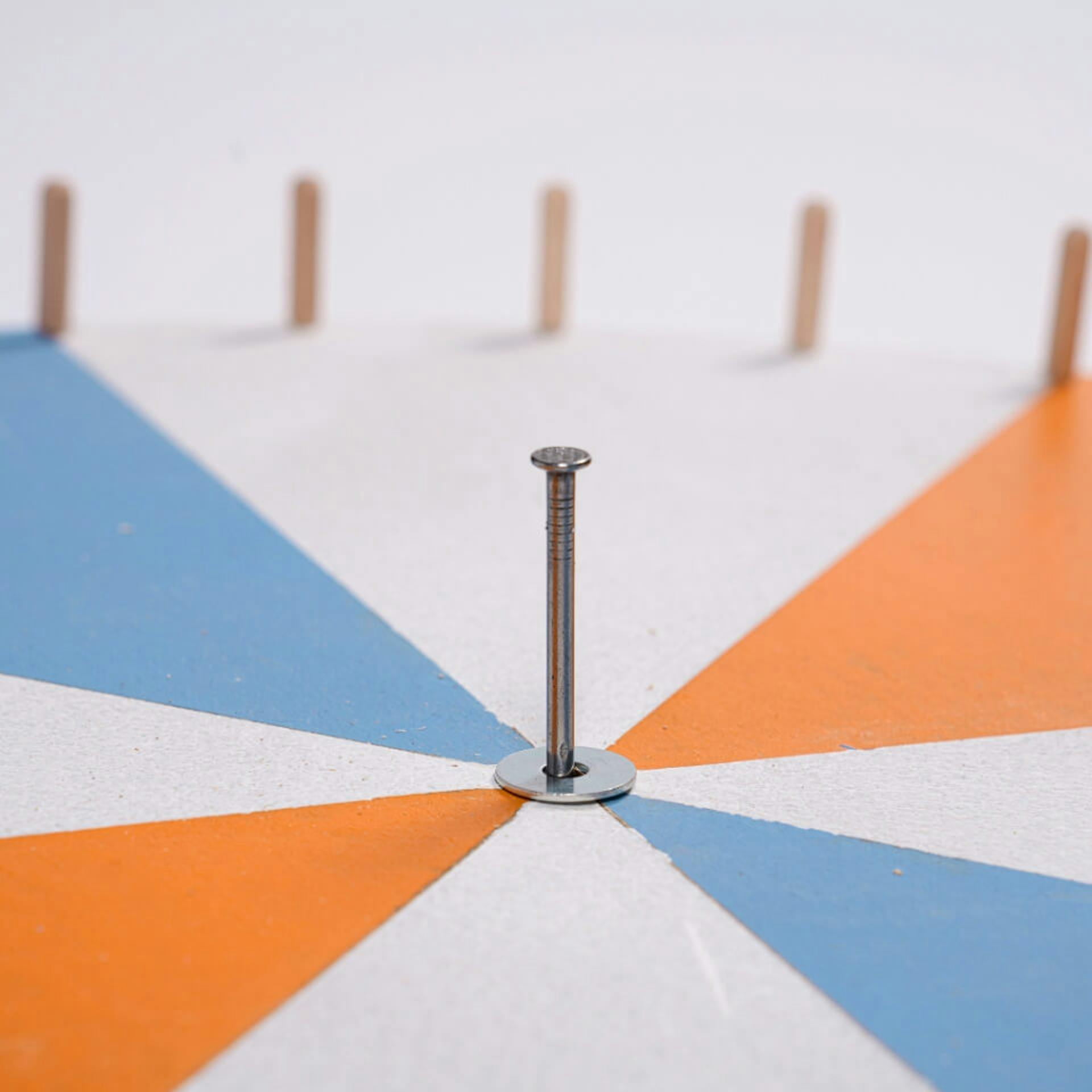 Nagel in der Mitte eines Glücksrads