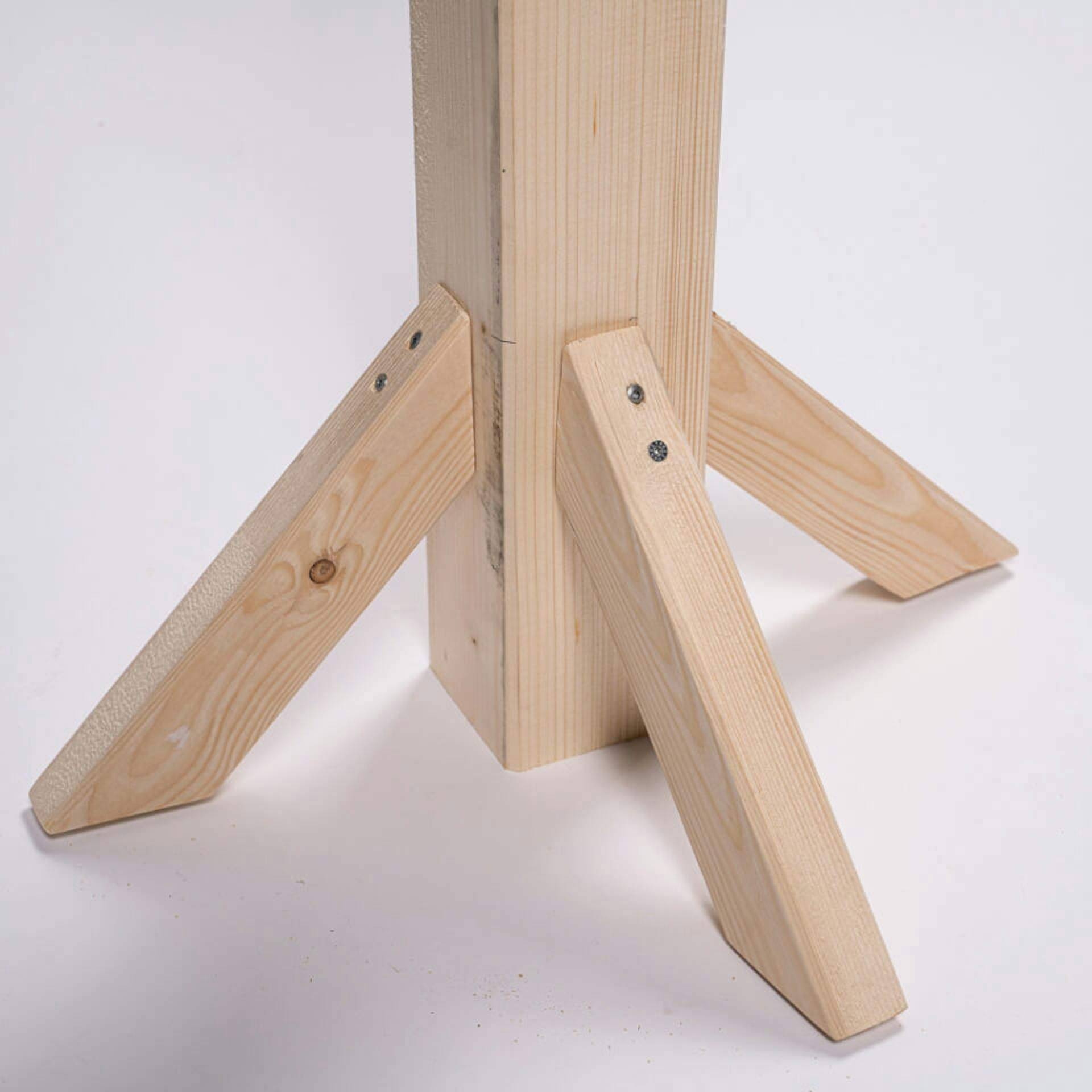 Holzlatte mit drei Holzfüßen