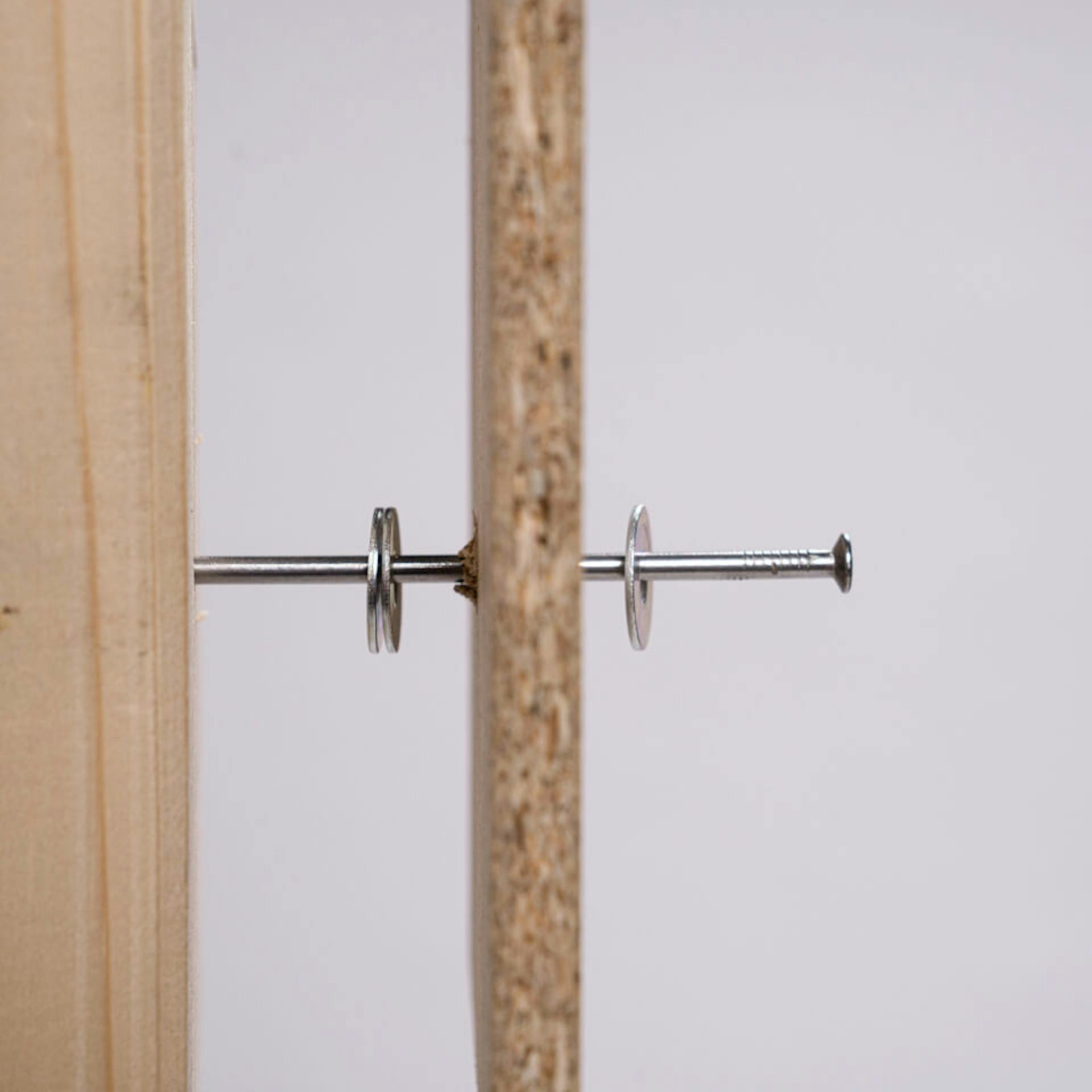 Sparrennagel, der durch eine Holzplatte in eine Holzlatte geht.