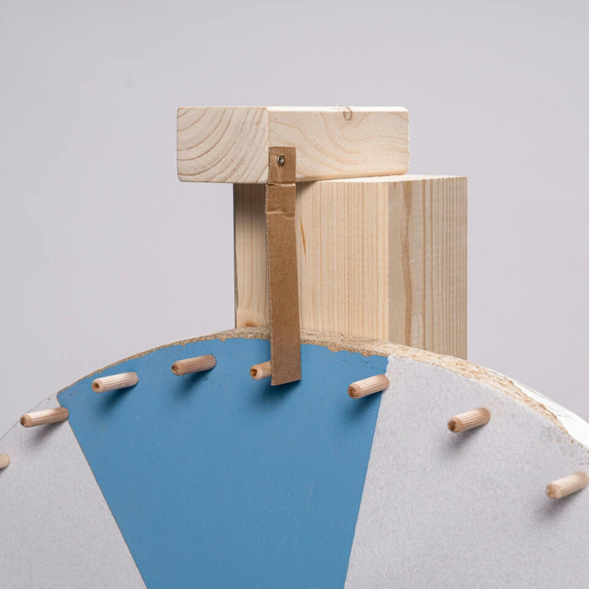 Glücksrad am Ständer mit Pappstreifen als Gewinnanzeiger