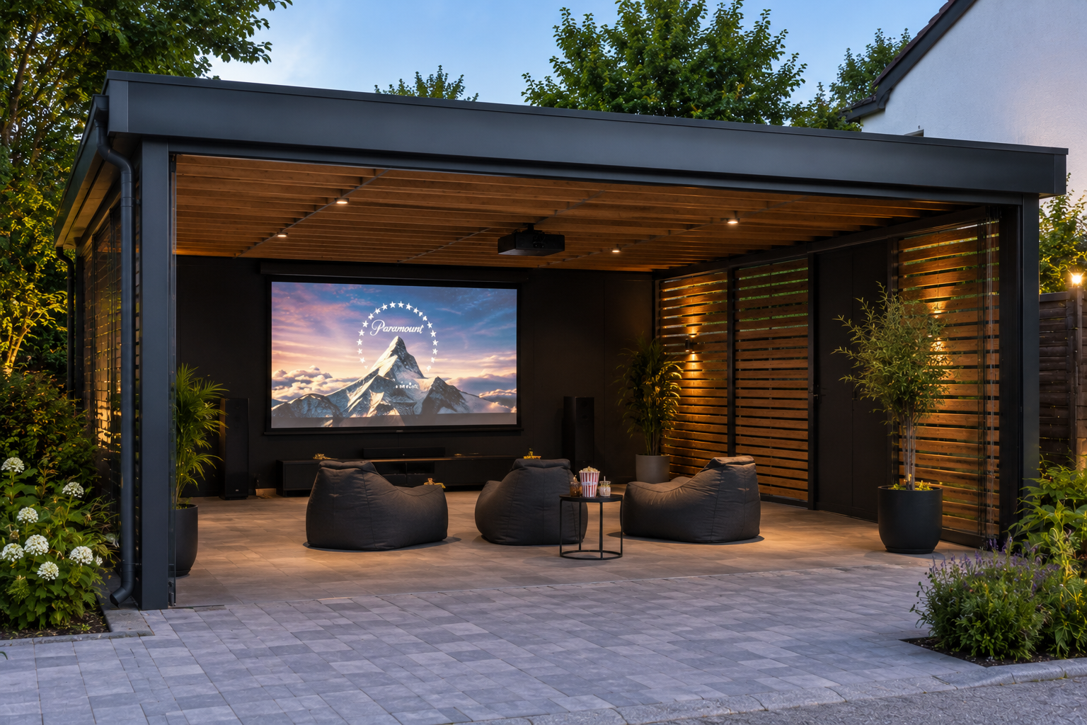 Carport als Freiluftkino