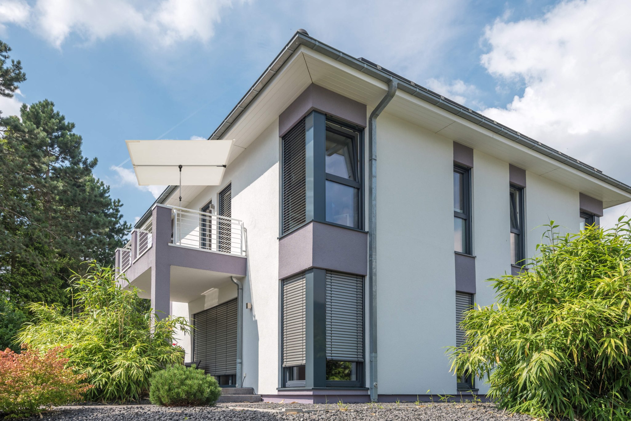 Modernes, weißes Einfamilienhaus