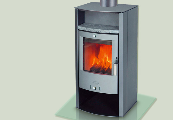 Holz brennt im Kaminofen