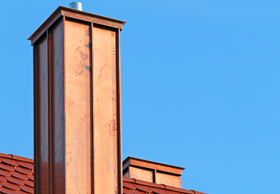 Außenschornstein auf dem Dach