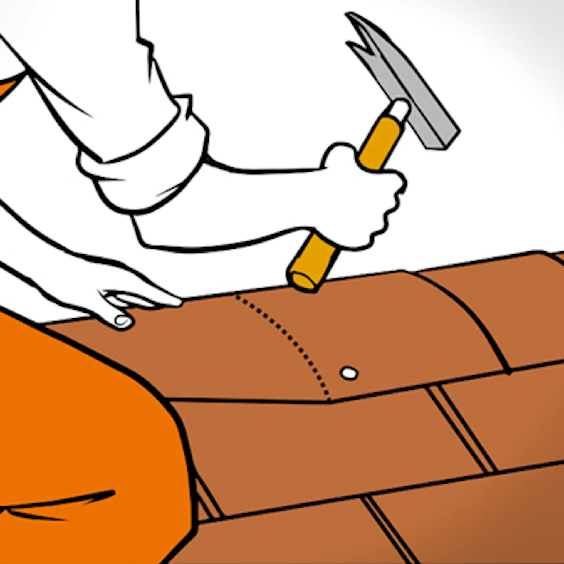 Herstellung der Firstabdeckung mit Bitumenschindeln.