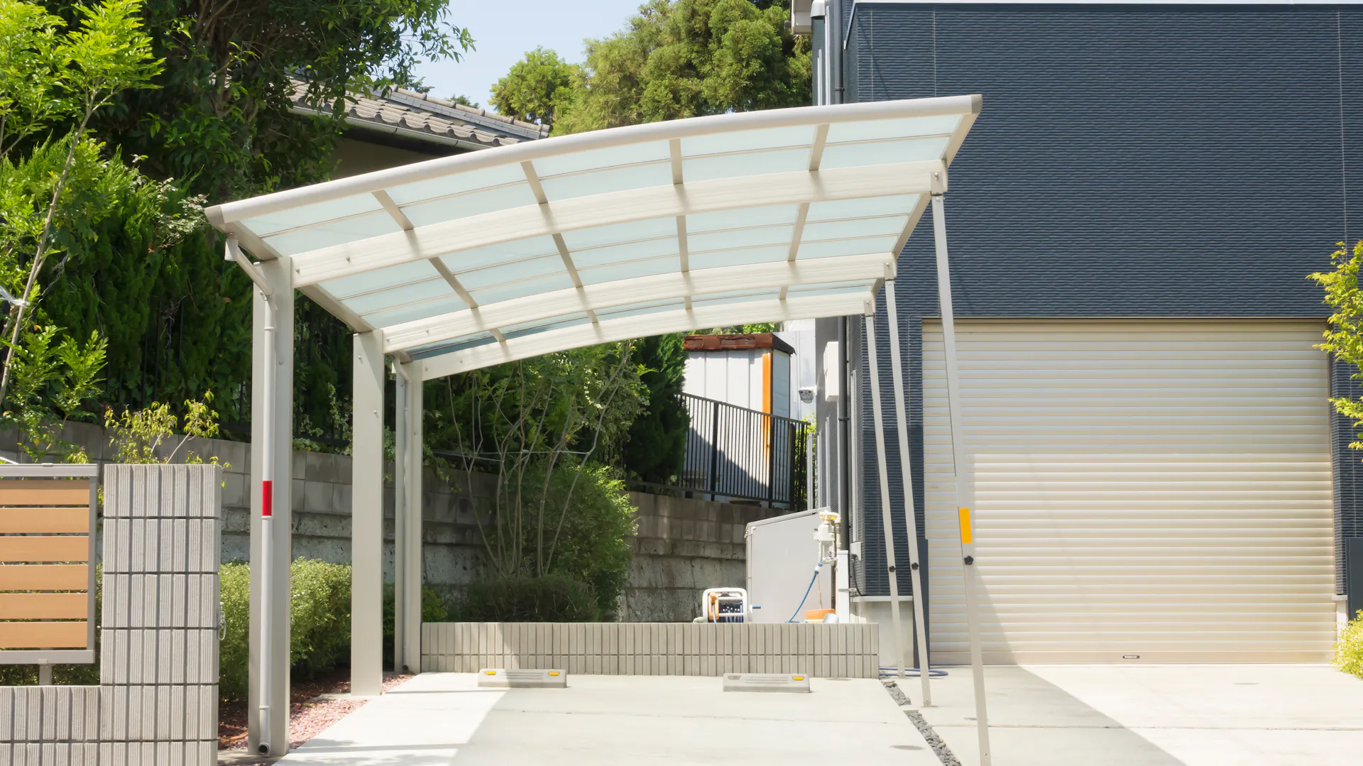 Ein Carport wird an der Grundstücksgrenze gebaut