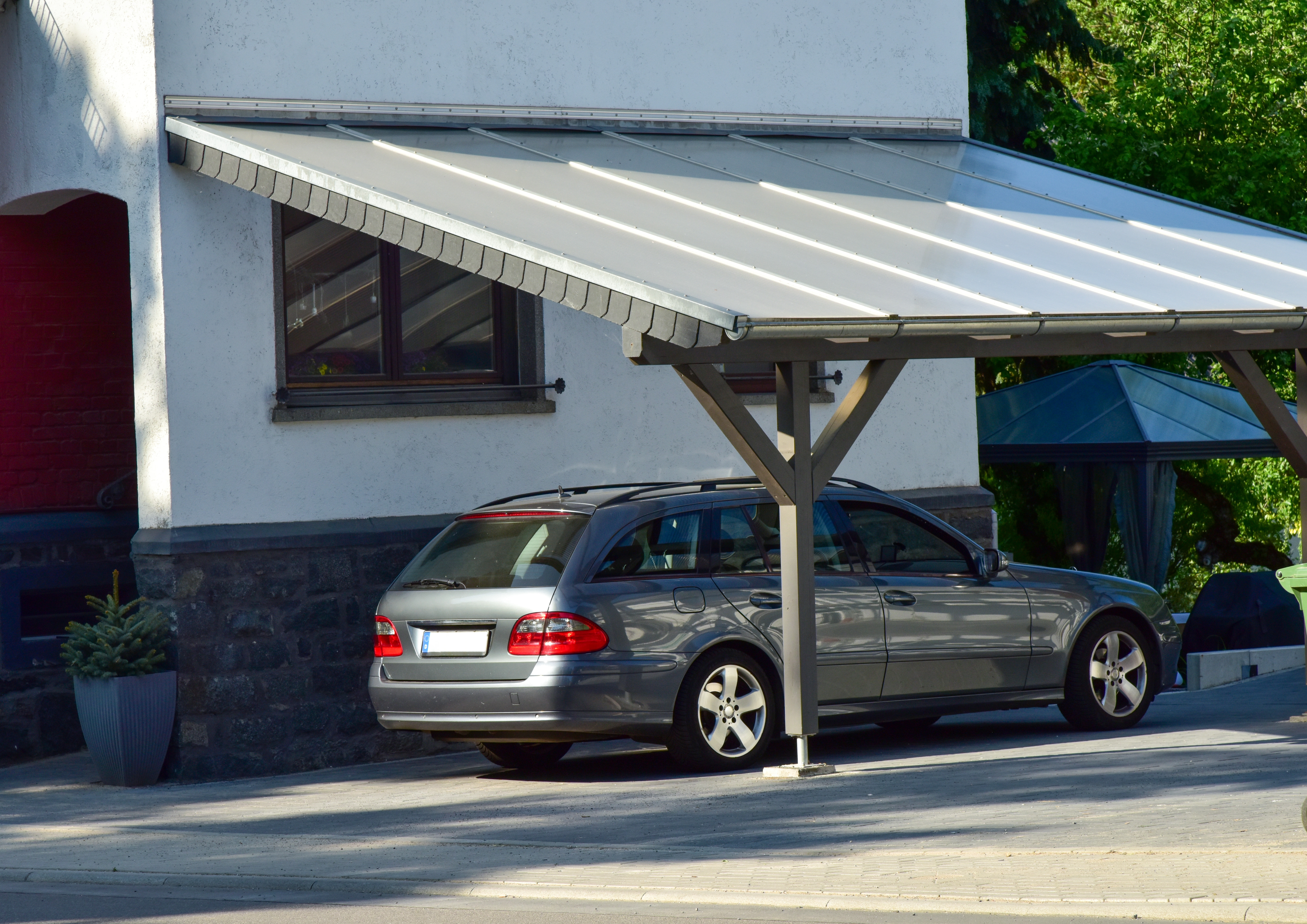 Anlehncarport mit Auto darunter