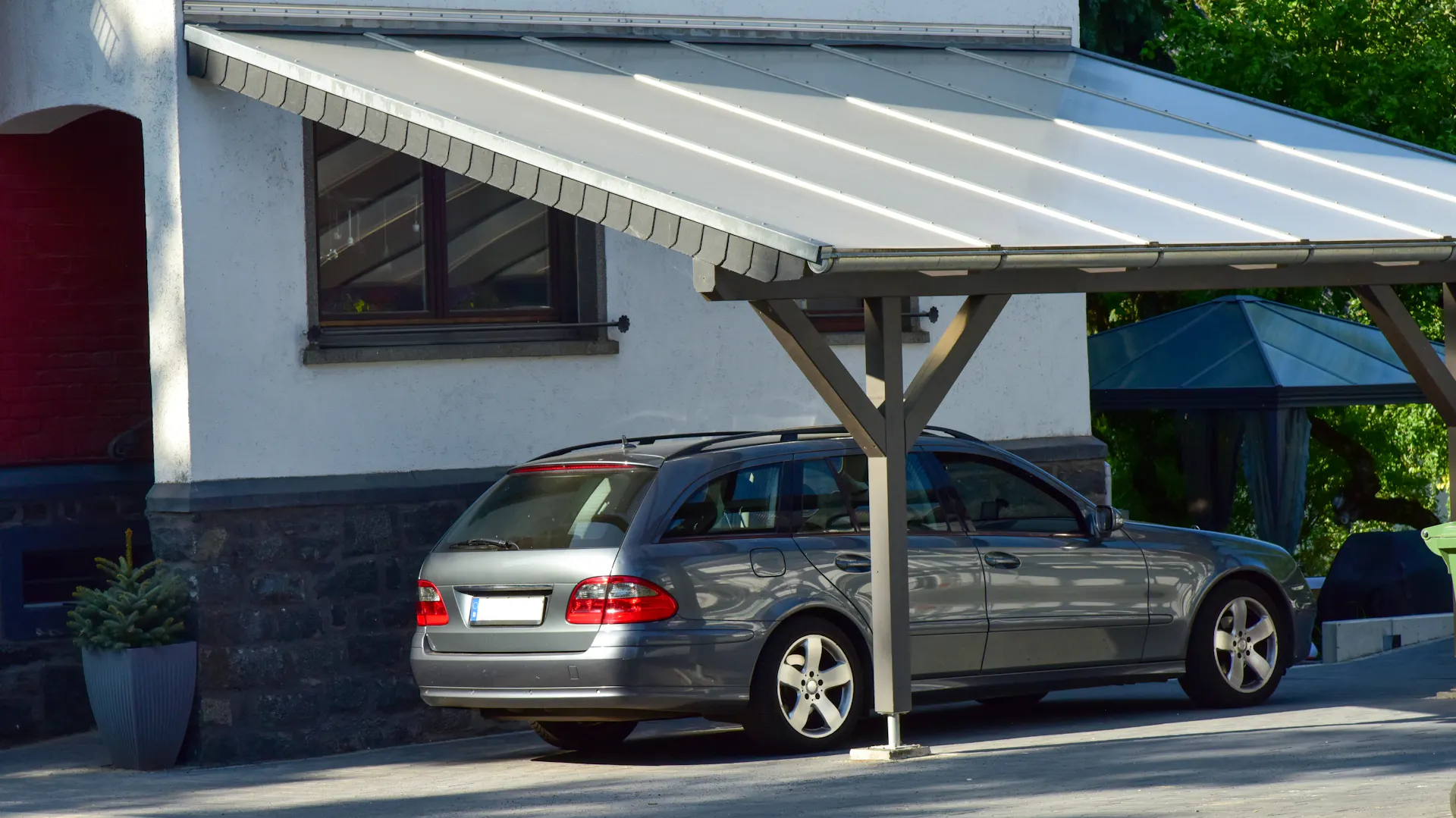 Anlehncarport mit Auto darunter