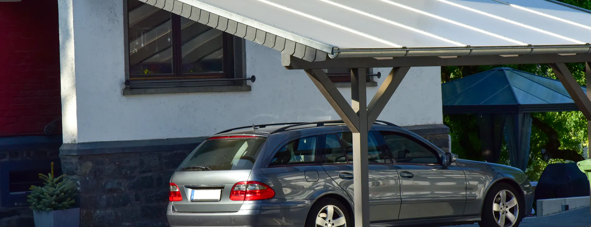 Carport mit Auto