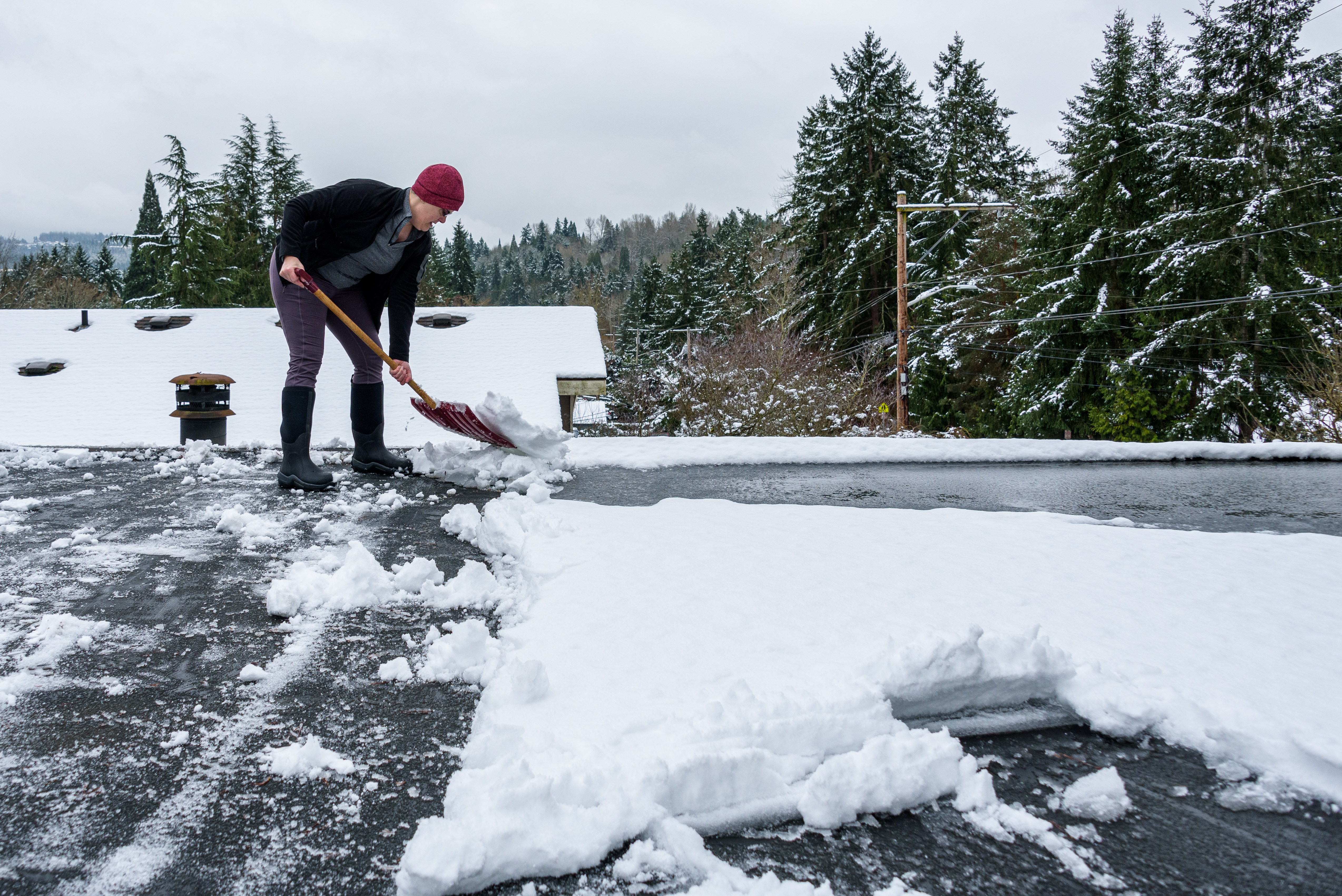 Mann räumt Schnee