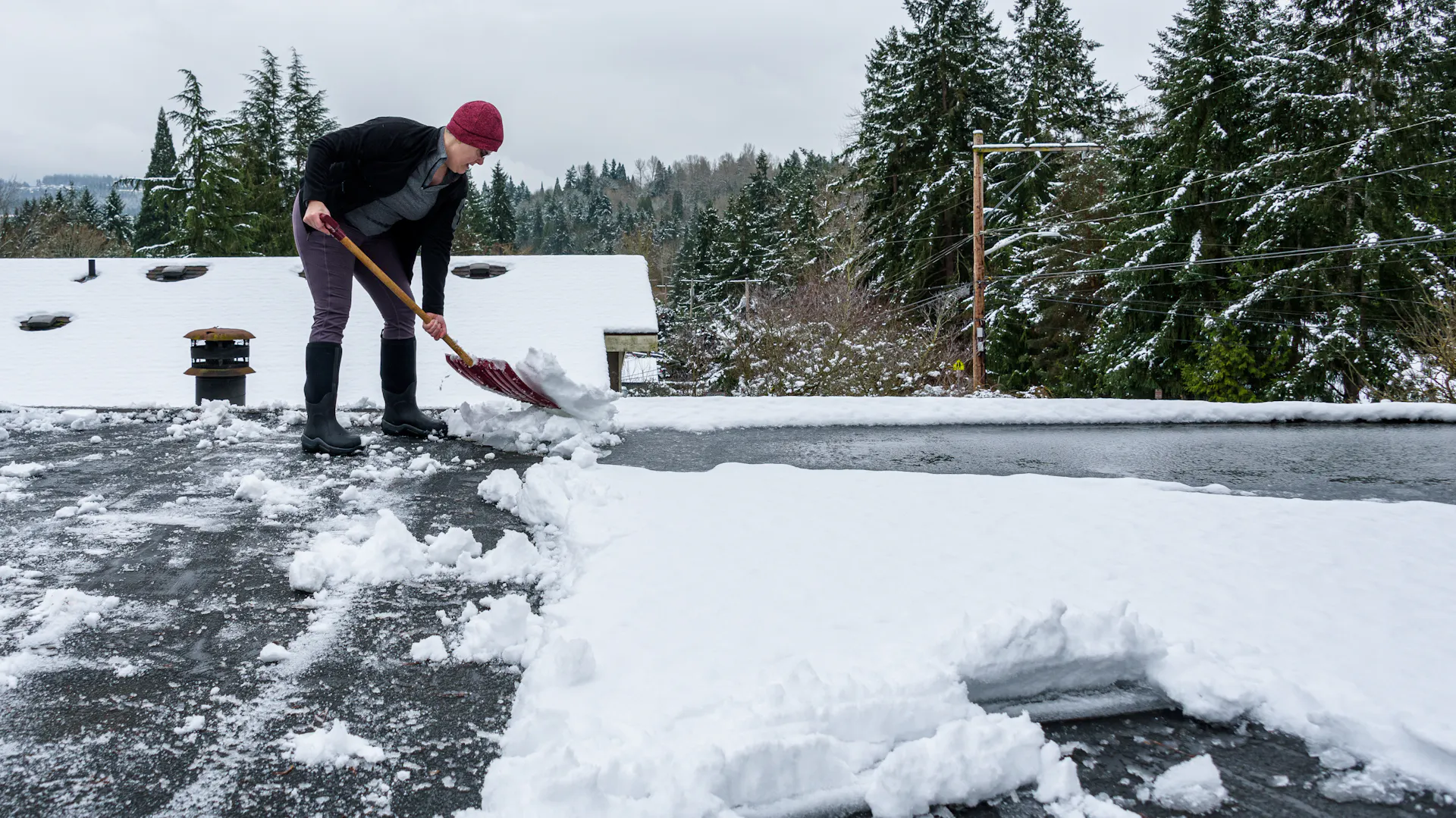 Mann räumt Schnee