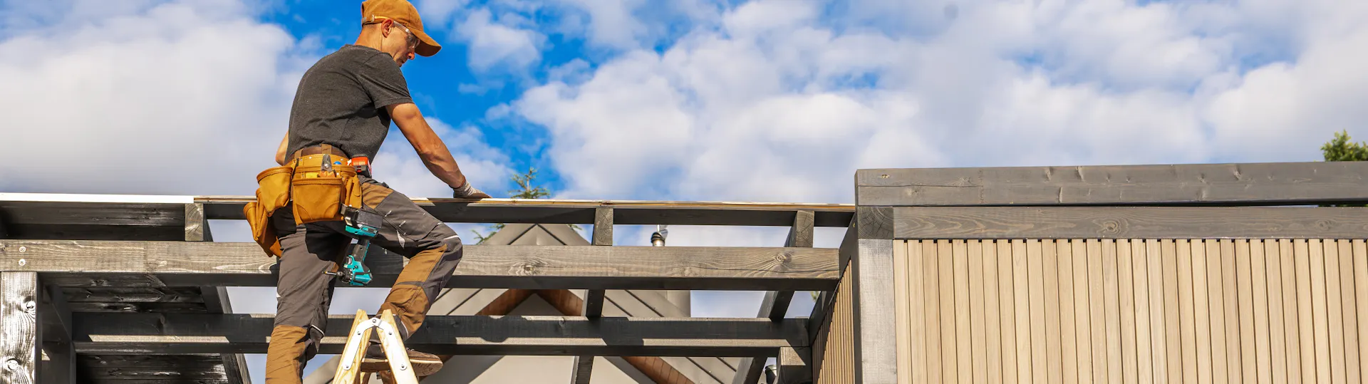 Aufbau von einer Terrassenüberdachung von Experten