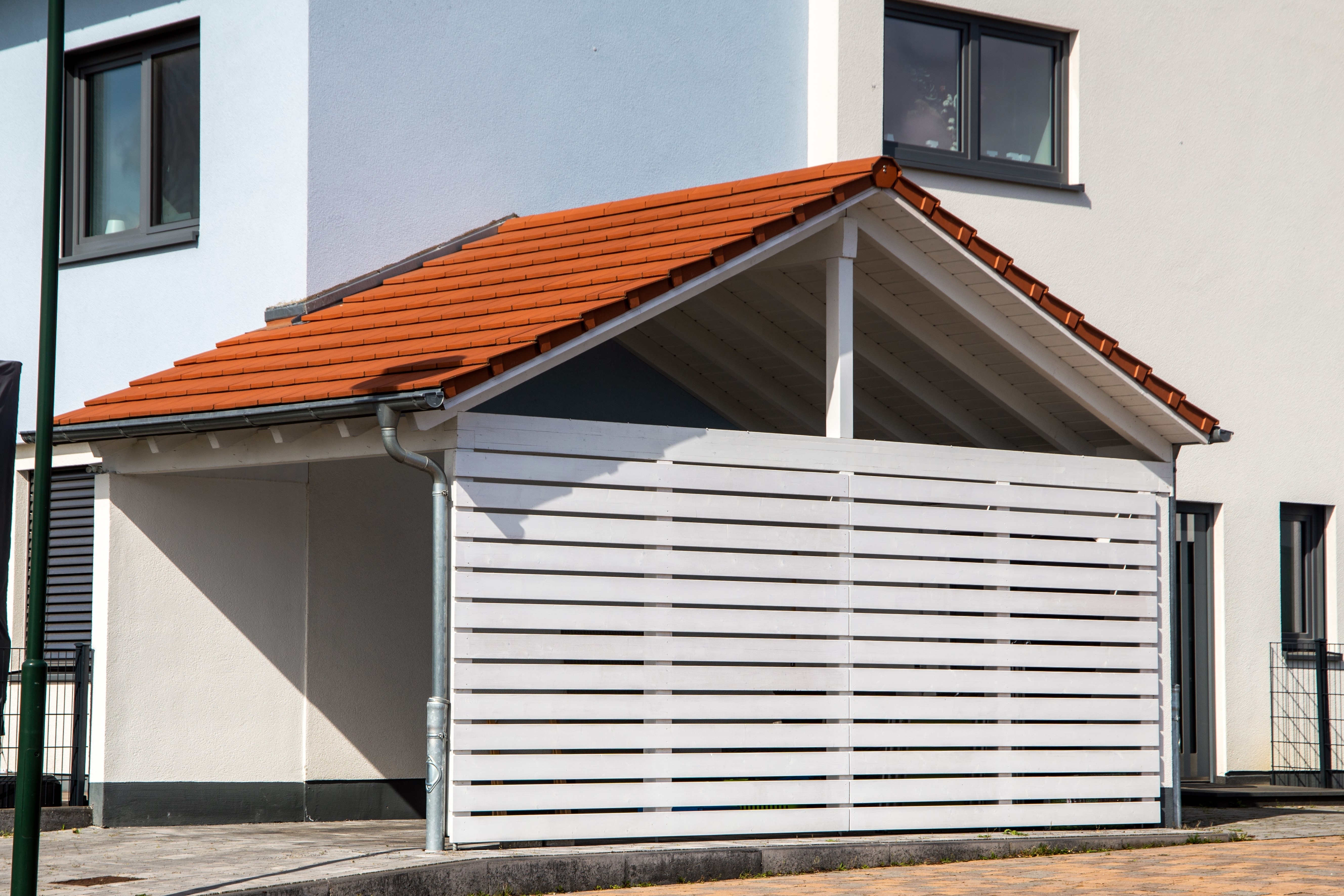Carport an der Hauswand mit Seitenverkleidung