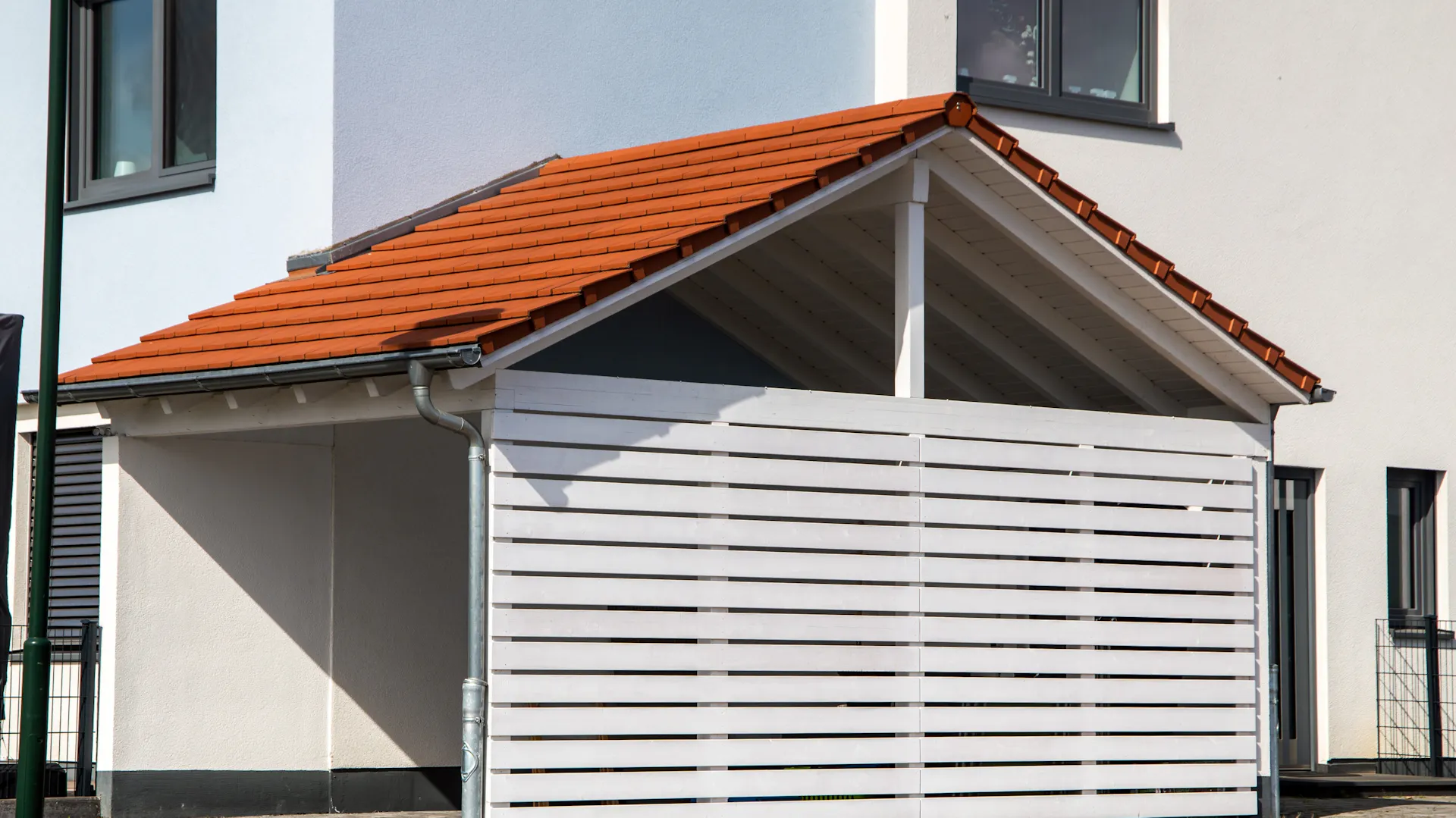 Carport an der Hauswand mit Seitenverkleidung