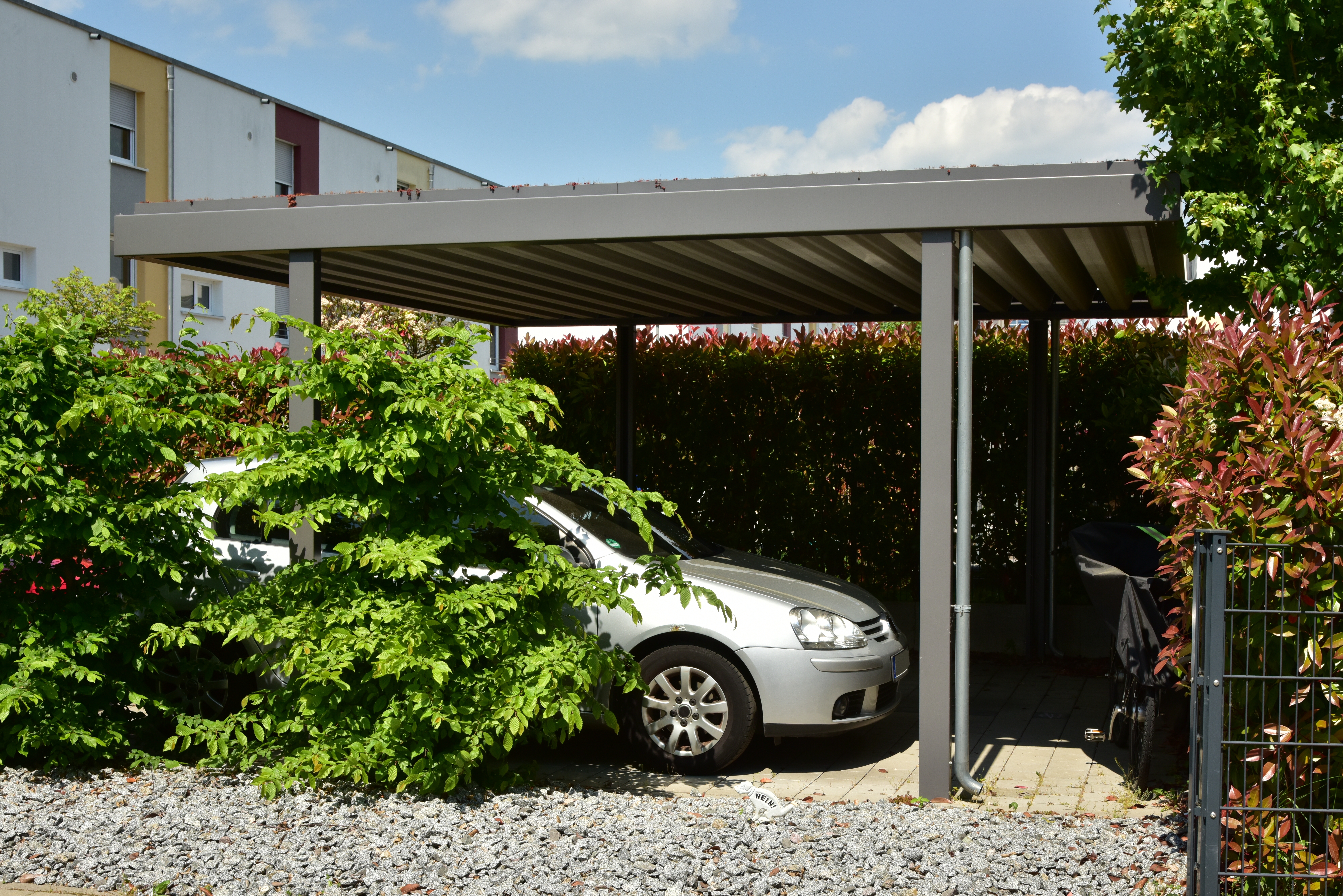 Carport mit Hecken an der Seite