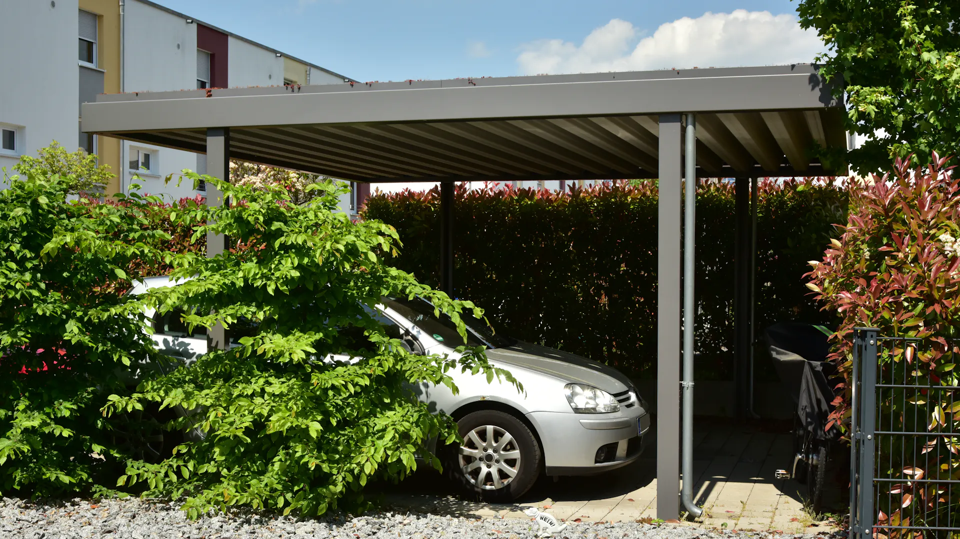 Carport mit Hecken an der Seite