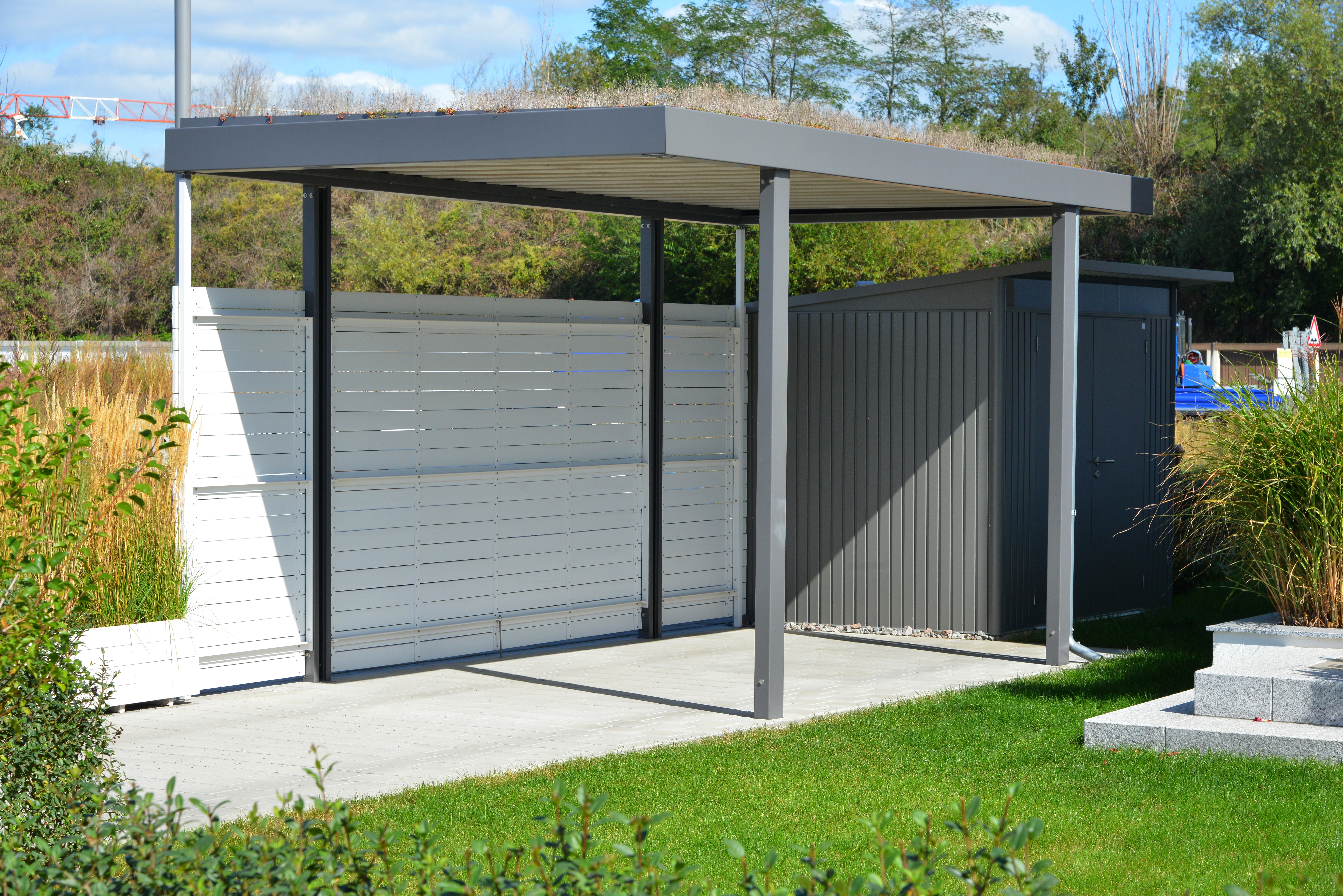 Carport mit Holzseitenwand