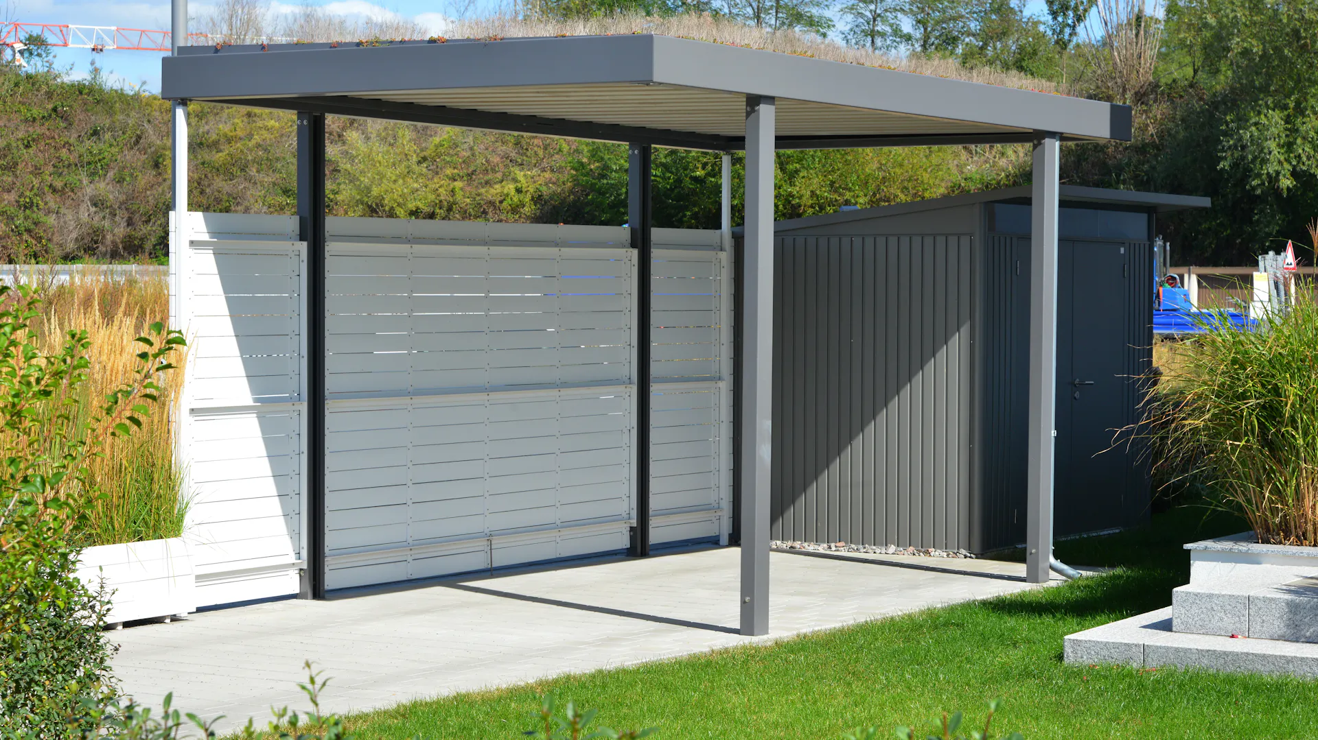Carport mit Holzseitenwand