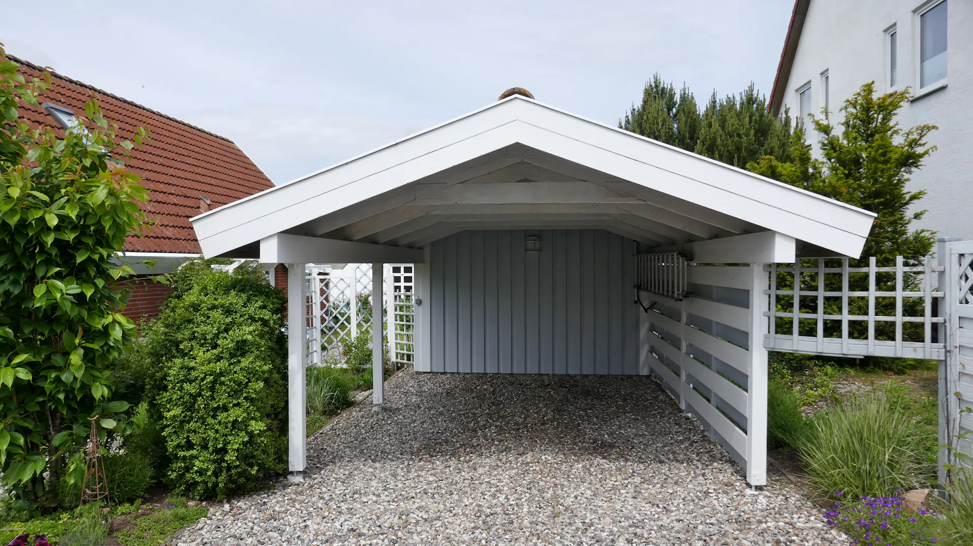 Carport mit Holzelementen als Seitenwand