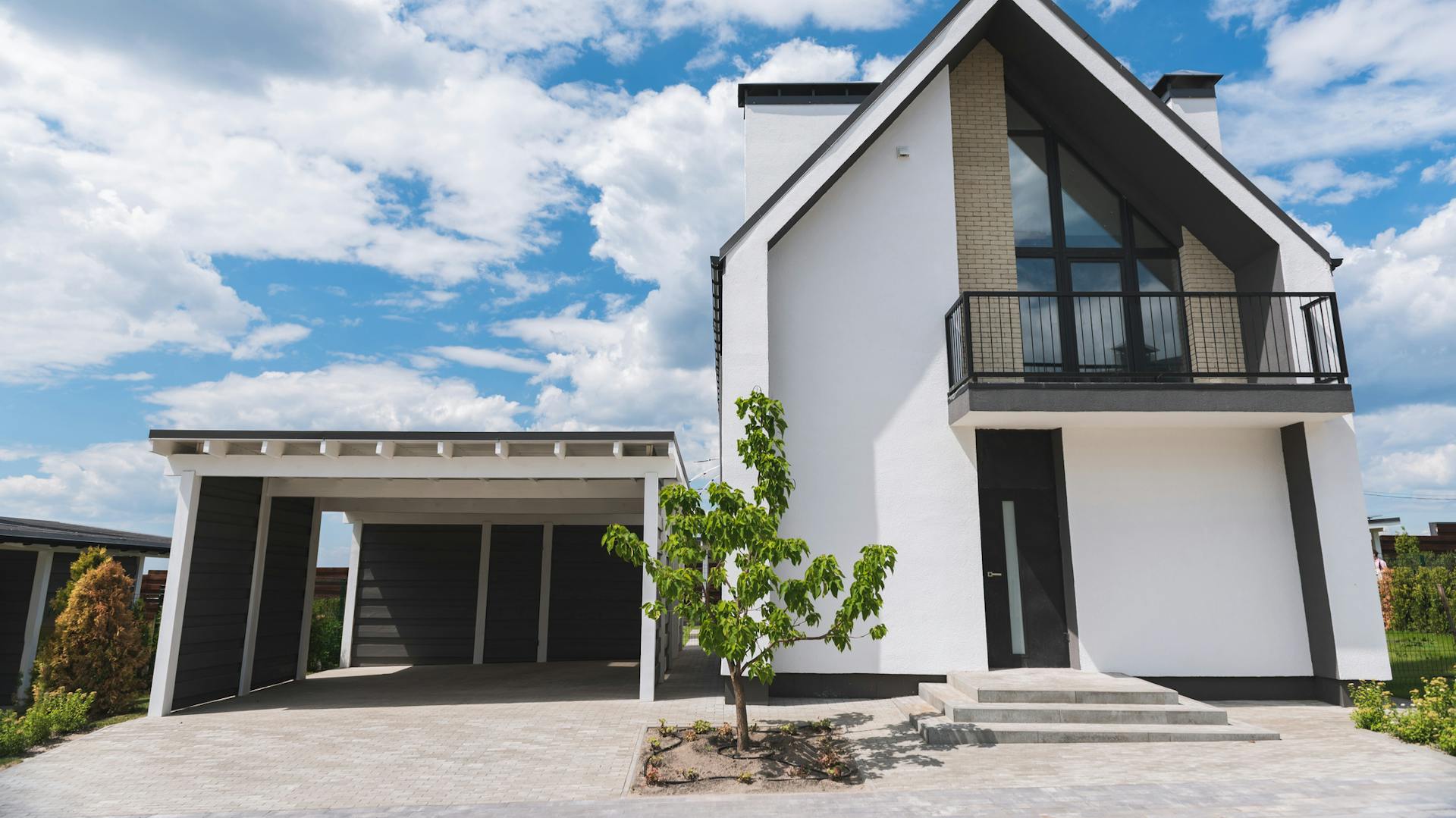 Heller Carport an hellem Haus in modernem Stil.