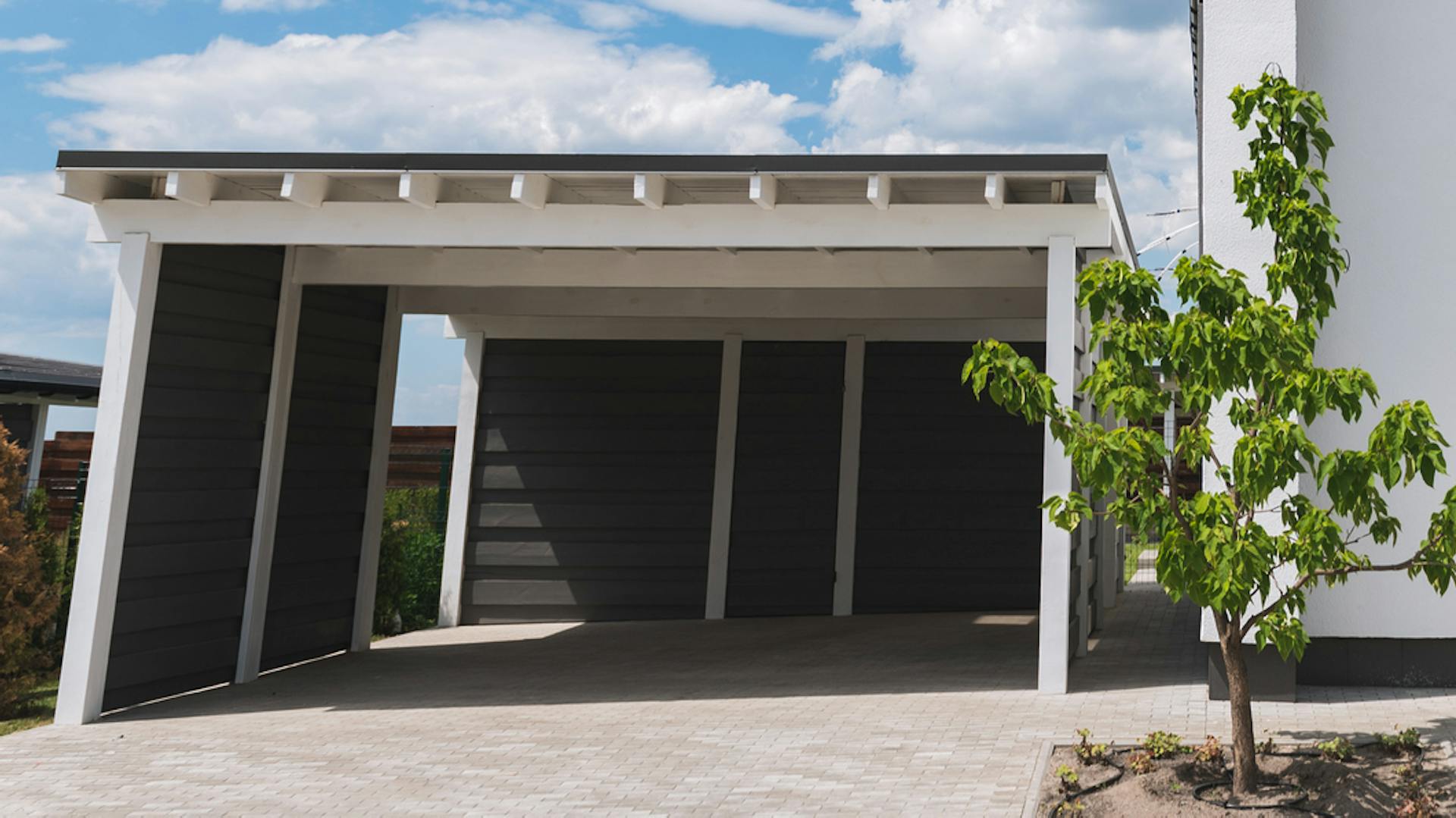 Doppelcarport neben einem modernen Haus